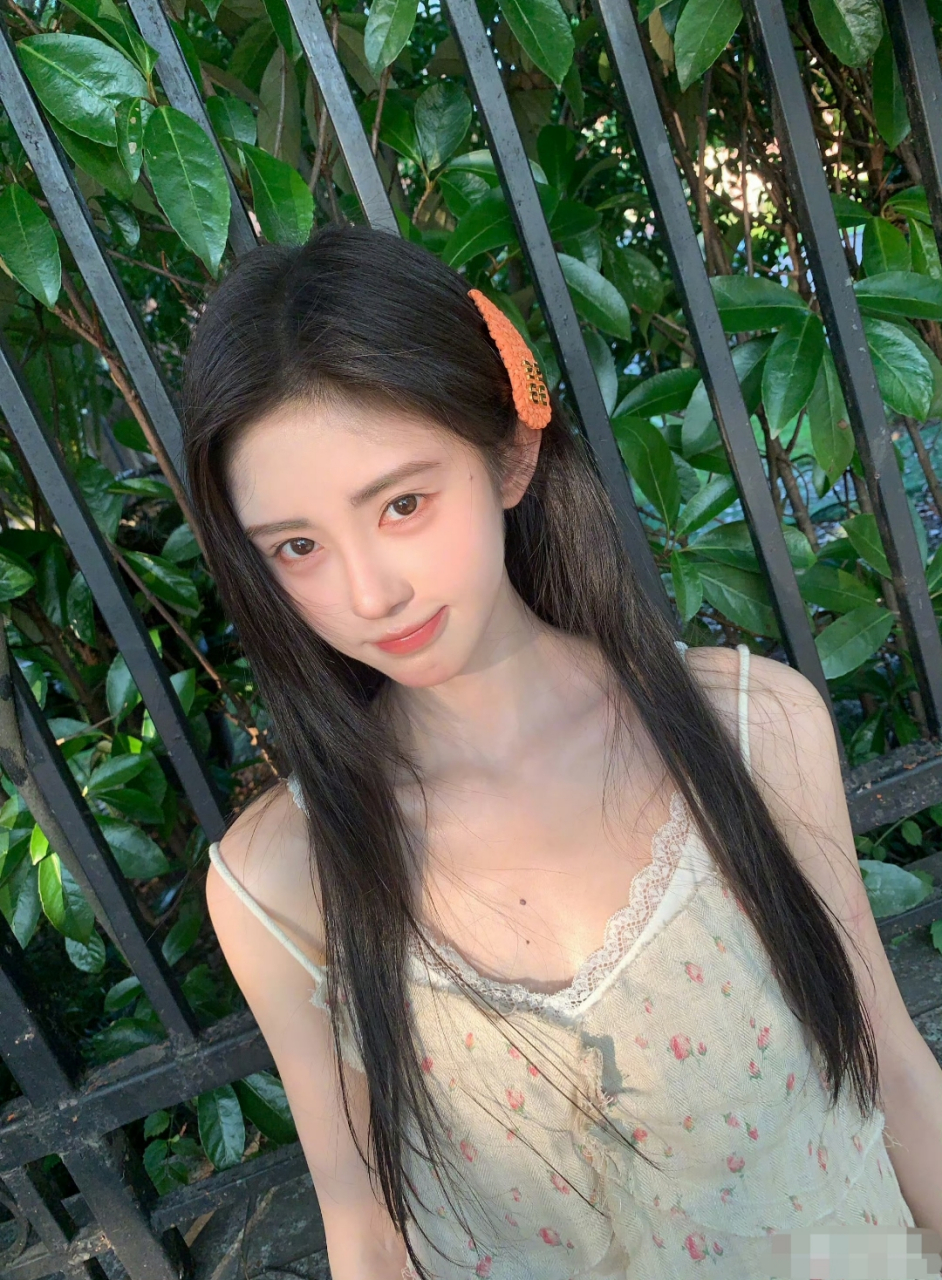 鞠婧祎吊带碎花裙写真,甜美可爱迷人至极,好美呀!