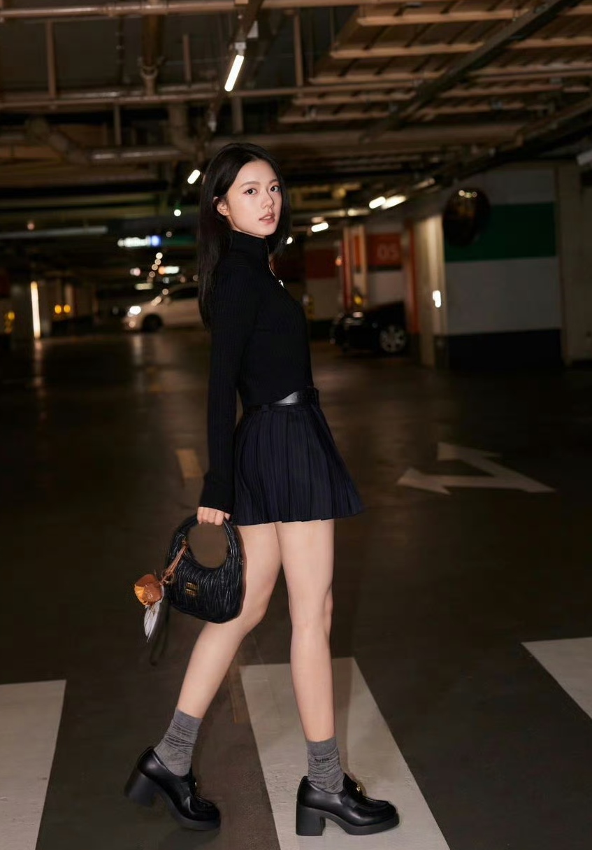 赵今麦停车场超短裙秀,这么迷人的身材见一次爱一次呀!