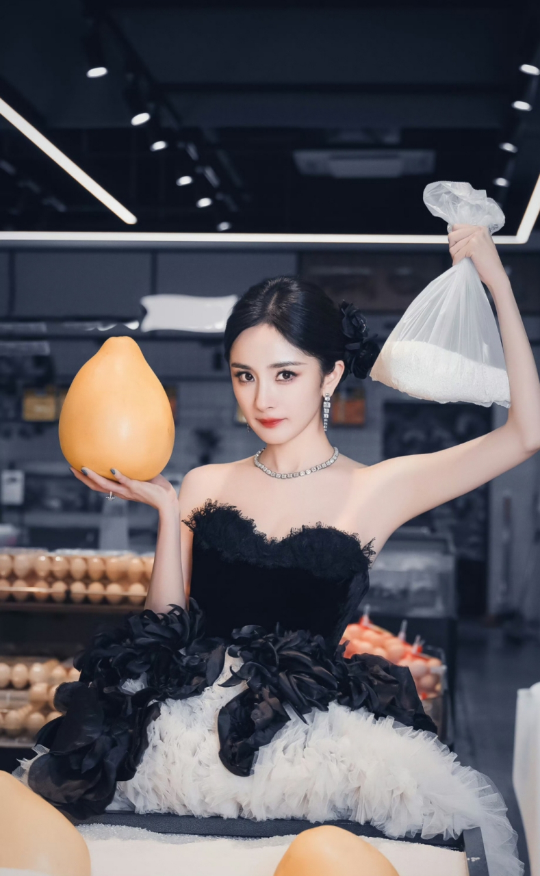 杨幂厨房写真   家里要是有像杨幂这样的妻子,谁还让她下厨呀?