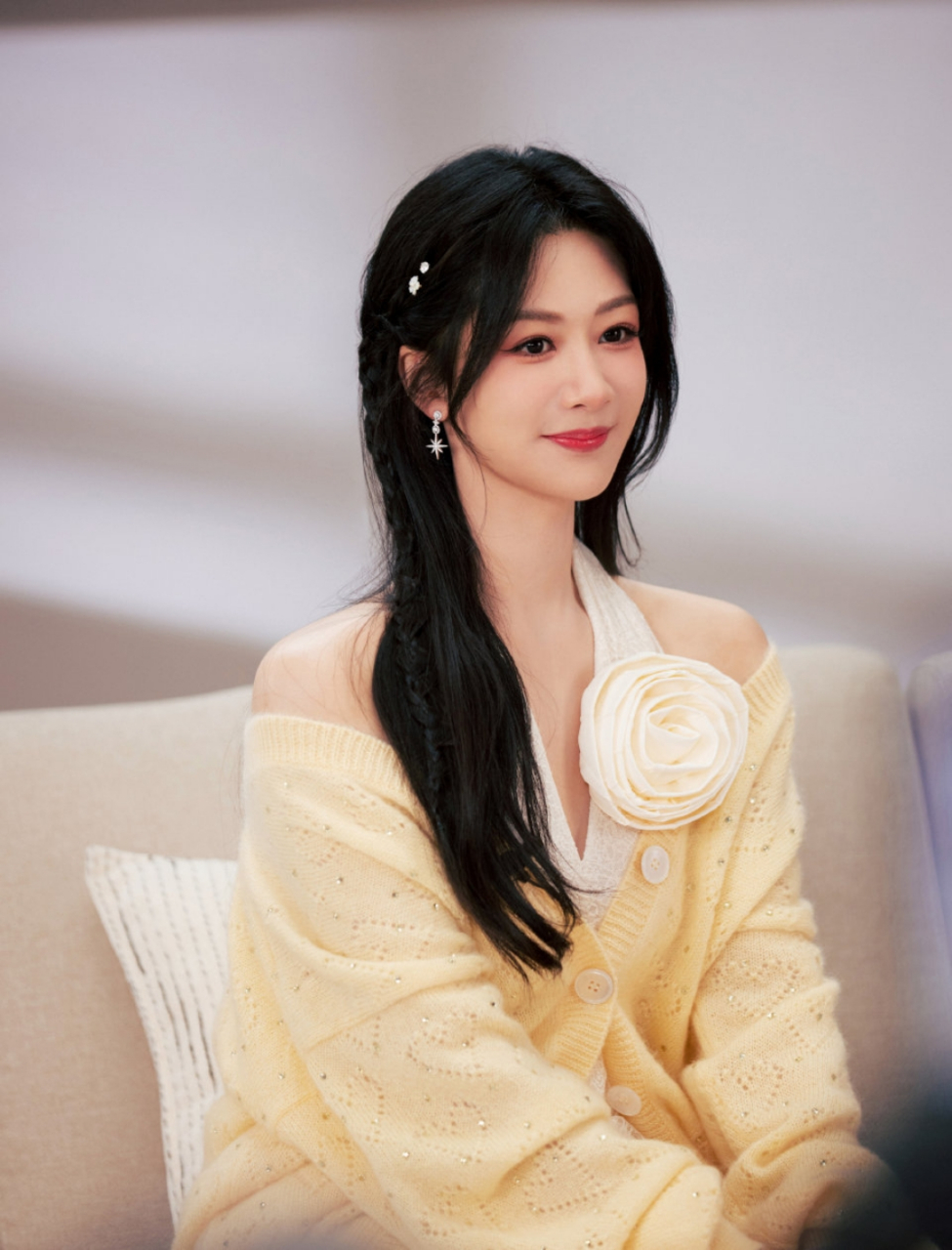 杨紫乌黑长发好美呀,端庄优雅迷人至极,太有魅力了!