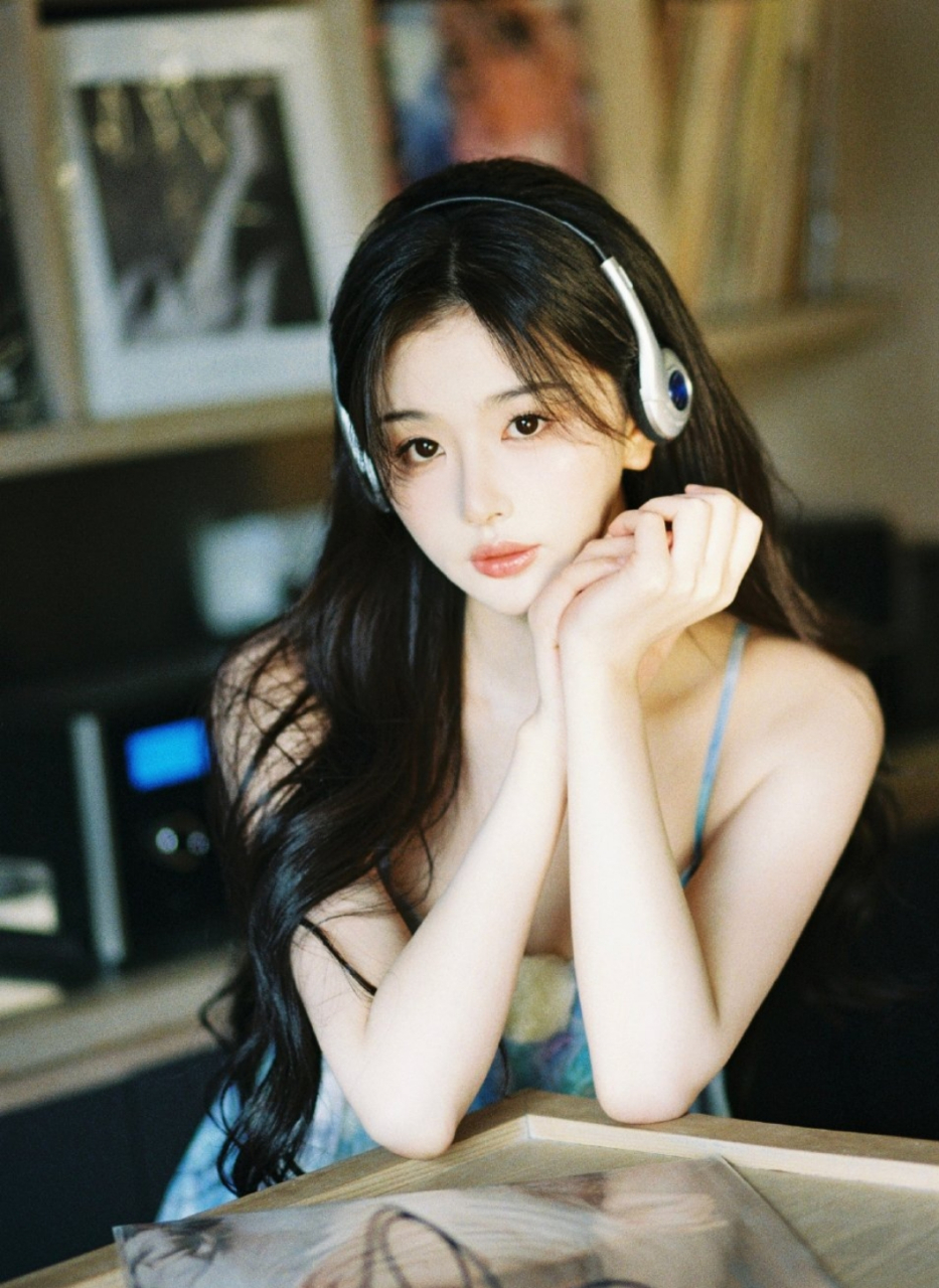 孔雪儿吊带连衣裙好美呀,清纯甜美迷人至极!