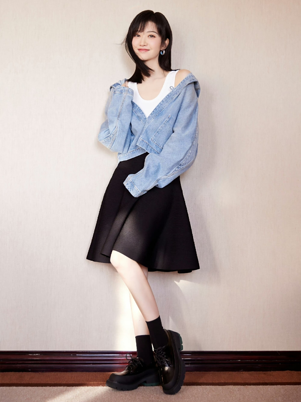 景甜这身穿搭特有一种邻家小妹的感觉,好清纯可爱!