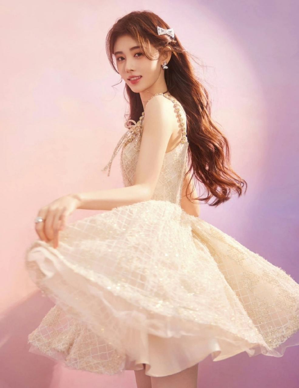 鞠婧祎白色吊带连衣裙写真,清纯甜美让人沉醉,真是美若天仙!