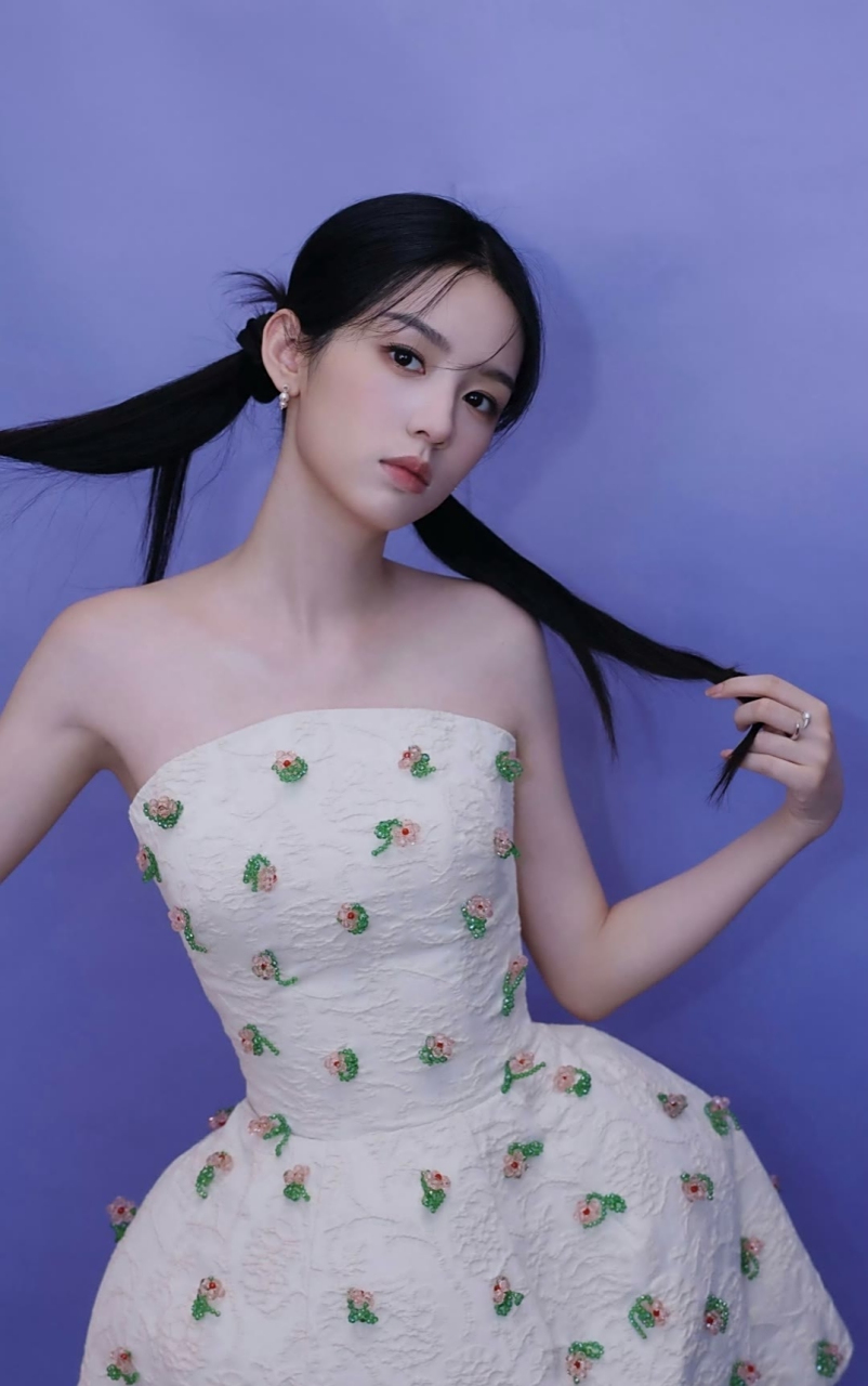 周也抹胸绣花裙美照,美艳性感让人一见倾心,迷人至极!