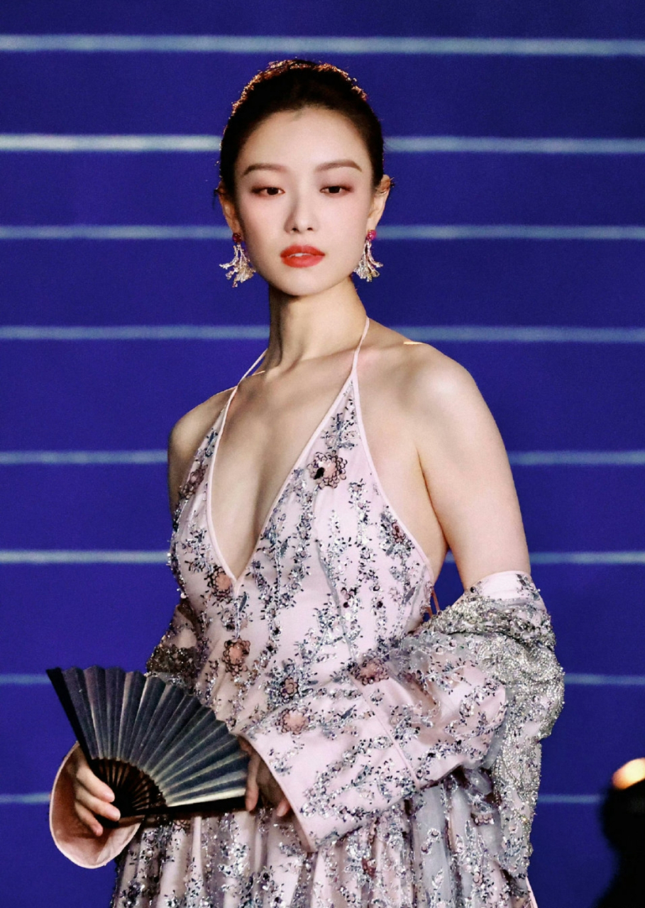 倪妮身材好像比以前丰满了呀,怎么做到的?太难以置信了!