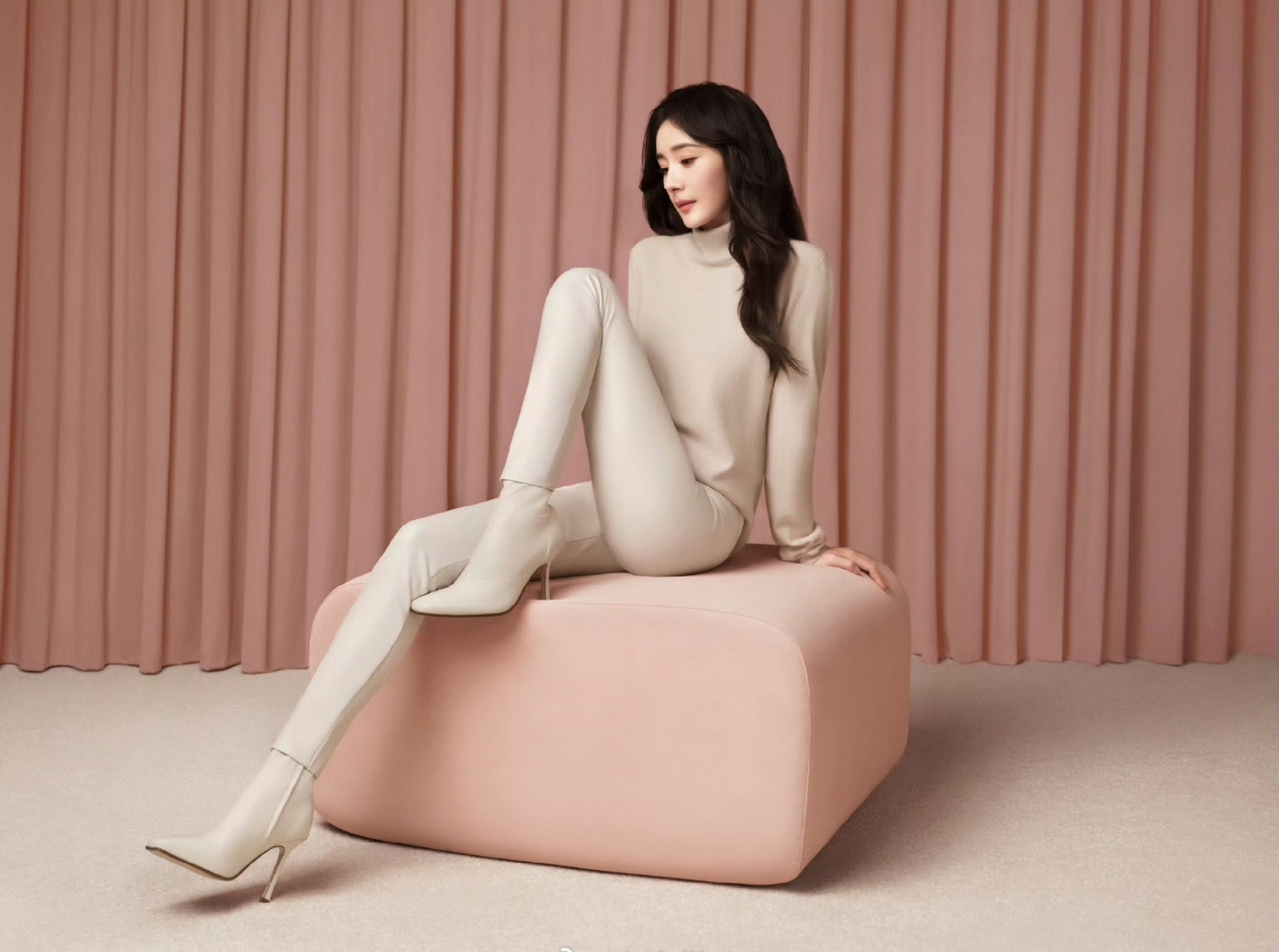 杨幂紧身裤美照,身材好不好一目了然!