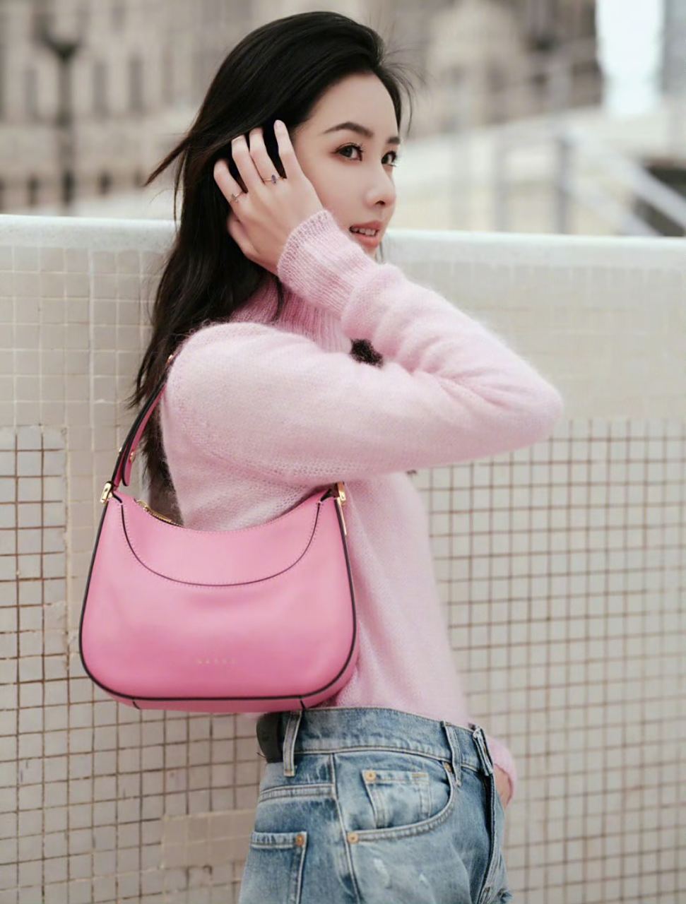 陈都灵毛衣牛仔裤写真,着实被这精致的容颜惊艳到了!