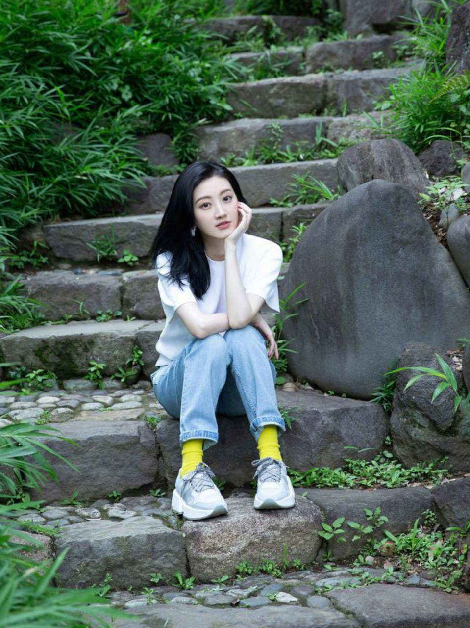 景甜白色t恤搭配牛仔裤好清纯呀,这眼神越看越勾人,太绝了!