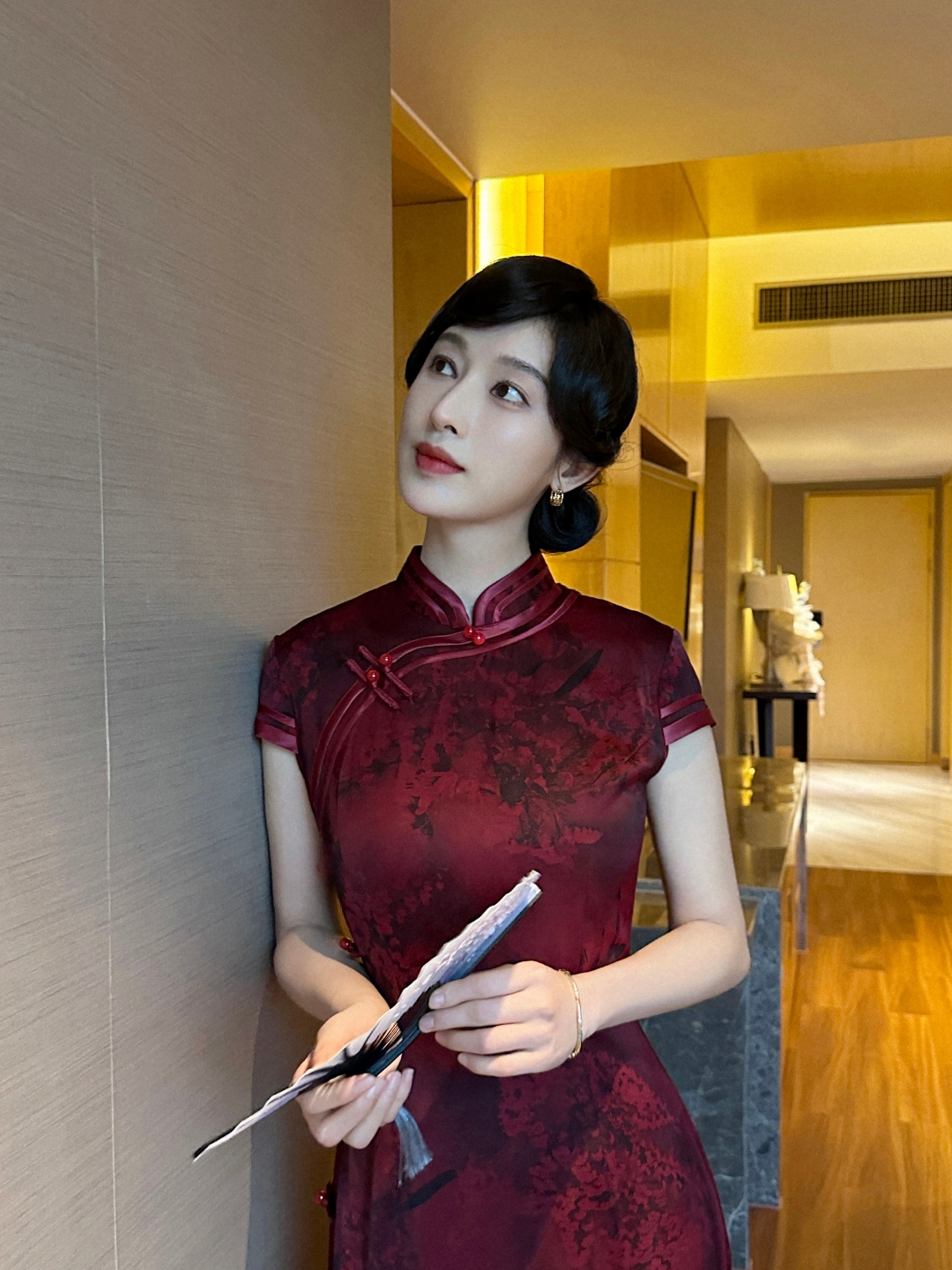 张俪旗袍穿搭太美了,充分展现了东方女性的端庄与优雅,迷人至极!