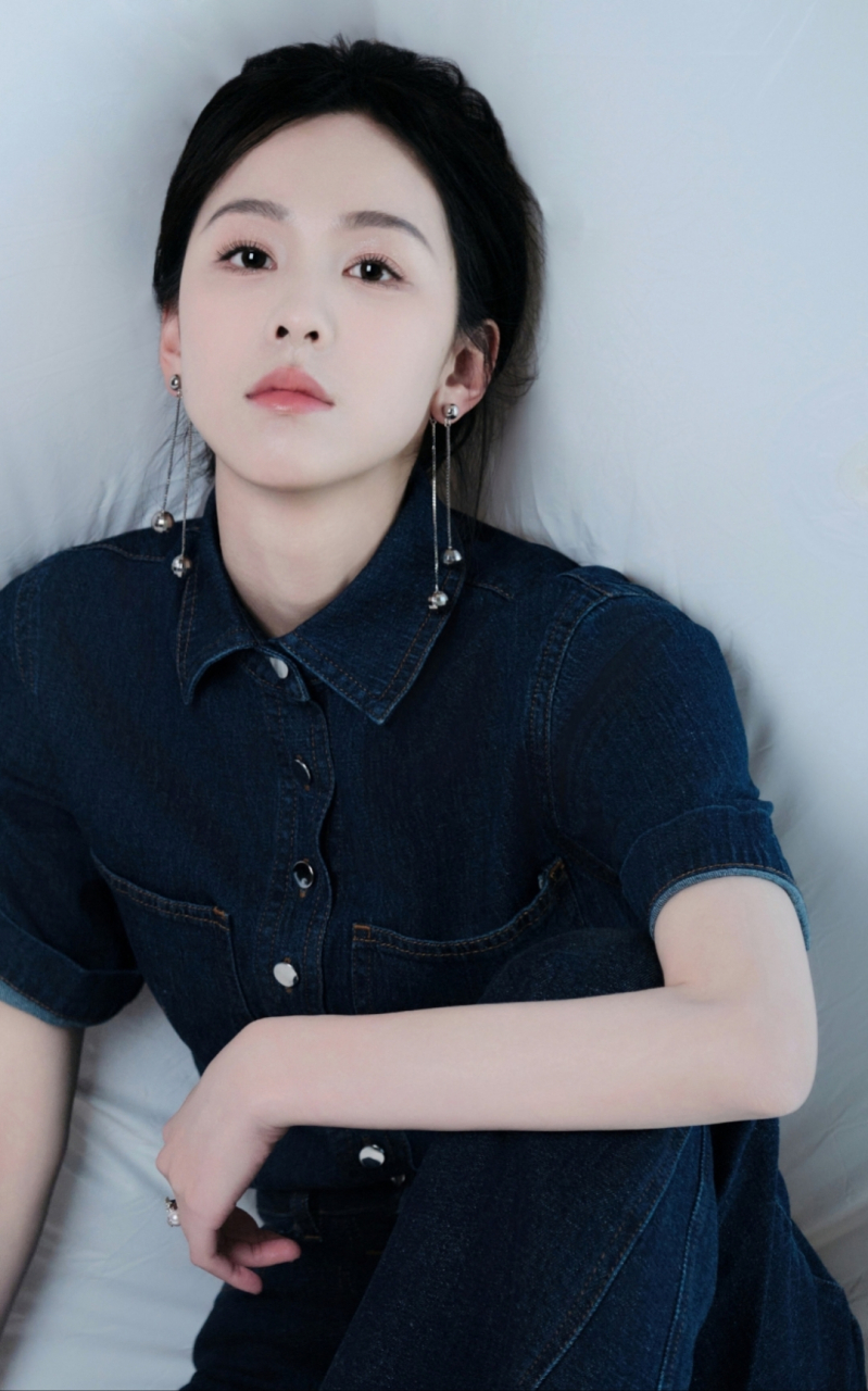 陈都灵太美了,不仅颜值清秀美丽,玉足更是水嫩白皙,诱人至极!