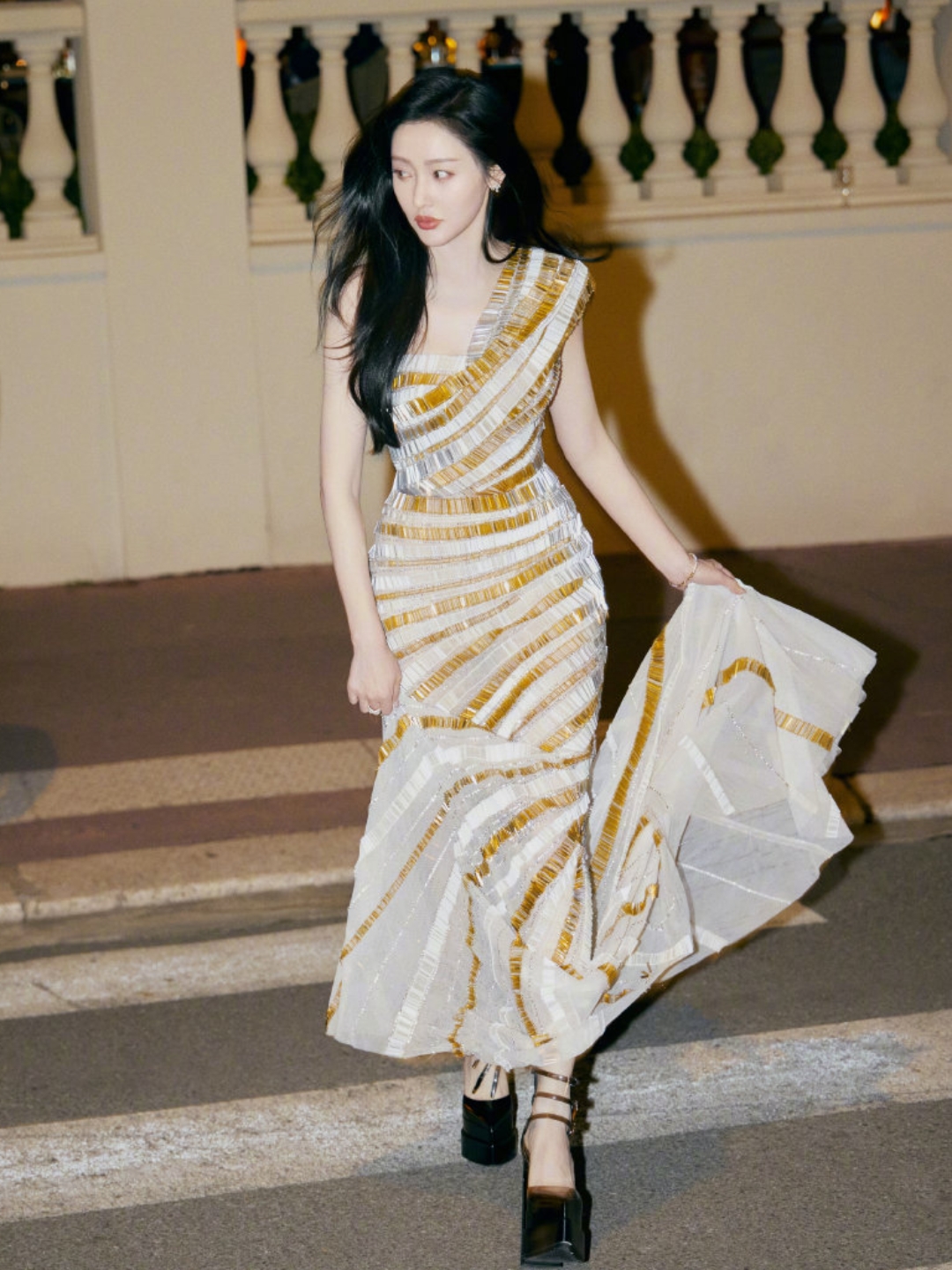 张天爱条纹礼服写真,婀娜身姿优美曲线太迷人了,看的人心动不已!
