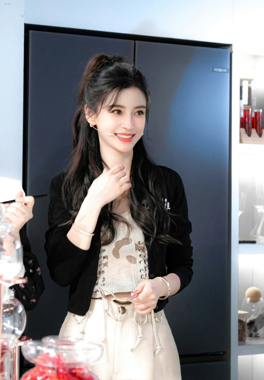 anglebaby认真的样子太美了,笑起来仿佛春天到了,温暖人心!