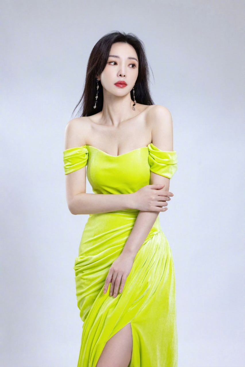 柳岩绿色抹胸长裙写真,这身材太性感了,还让不让人活了!#2024我想说