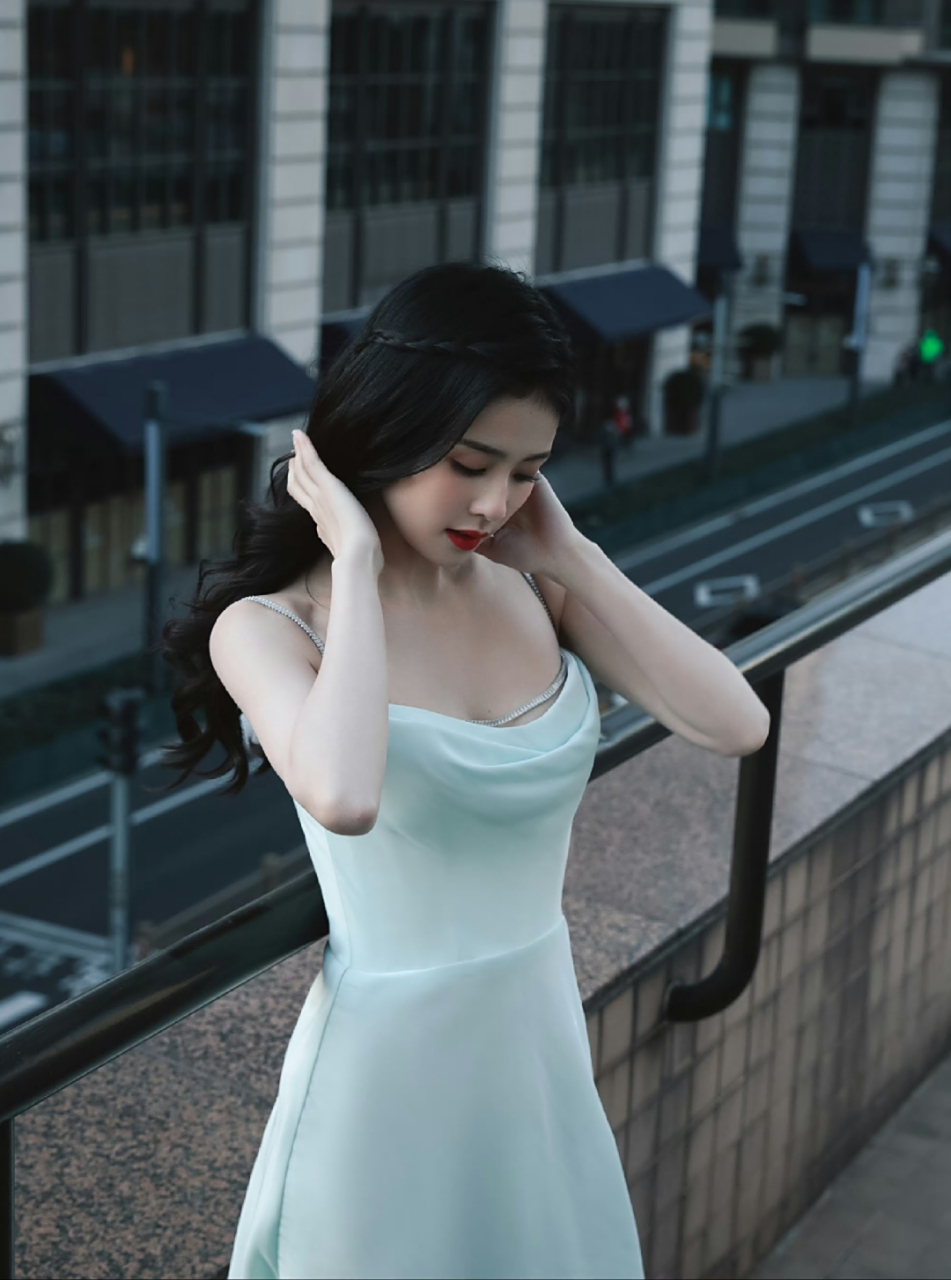 白鹿性感吊带裙写真,身材丰满且凹凸有型,实力撩人!