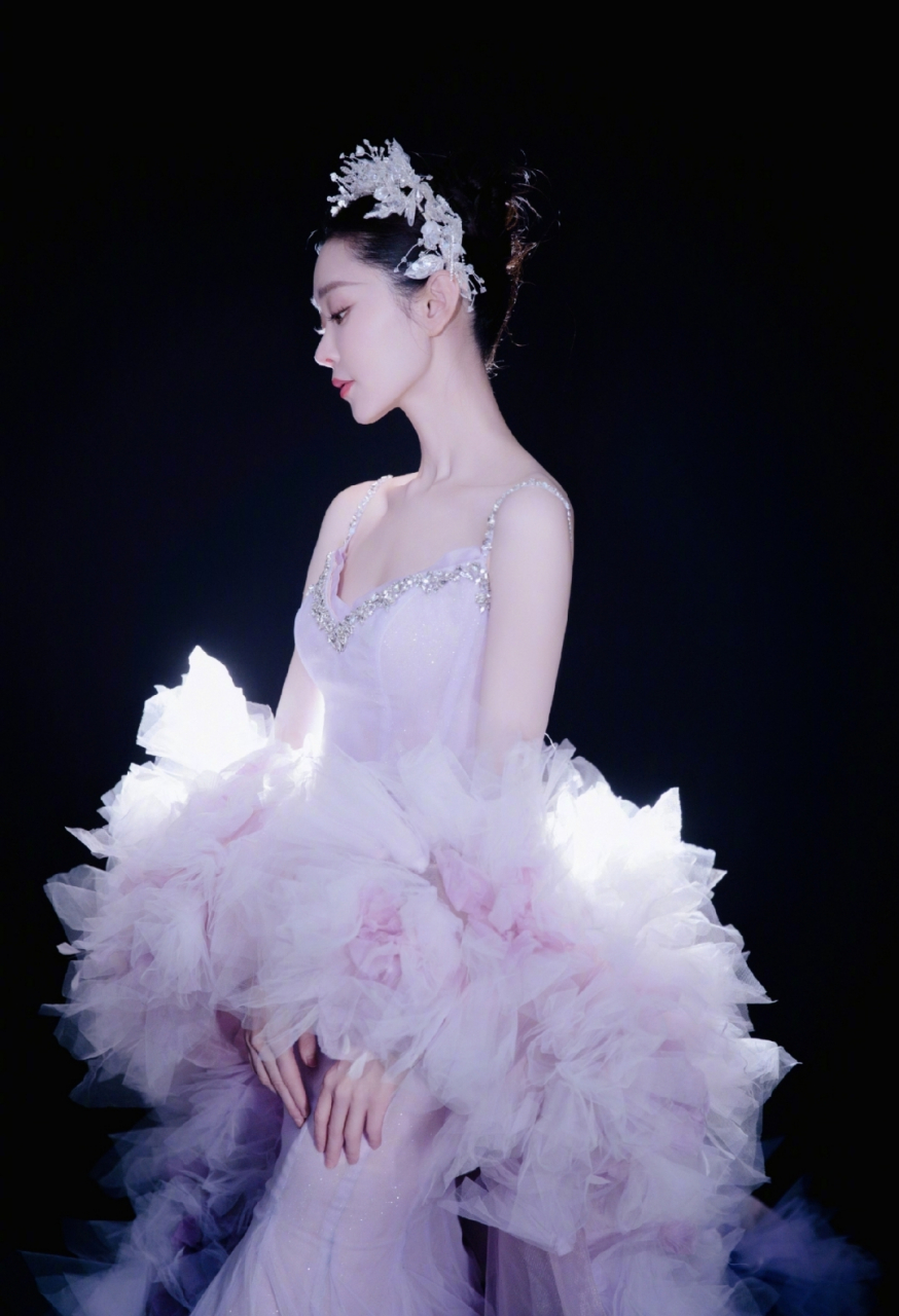 宋轶吊带长裙绝美照,仿佛一只精灵仙子,让人一见倾心不能自拔!