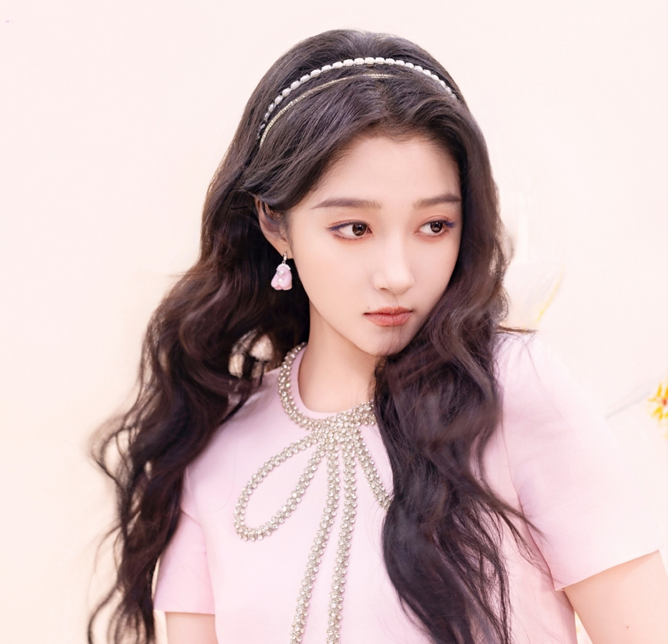 关晓彤粉色连衣裙写真,甜美可爱深入人心,真是迷人至极!