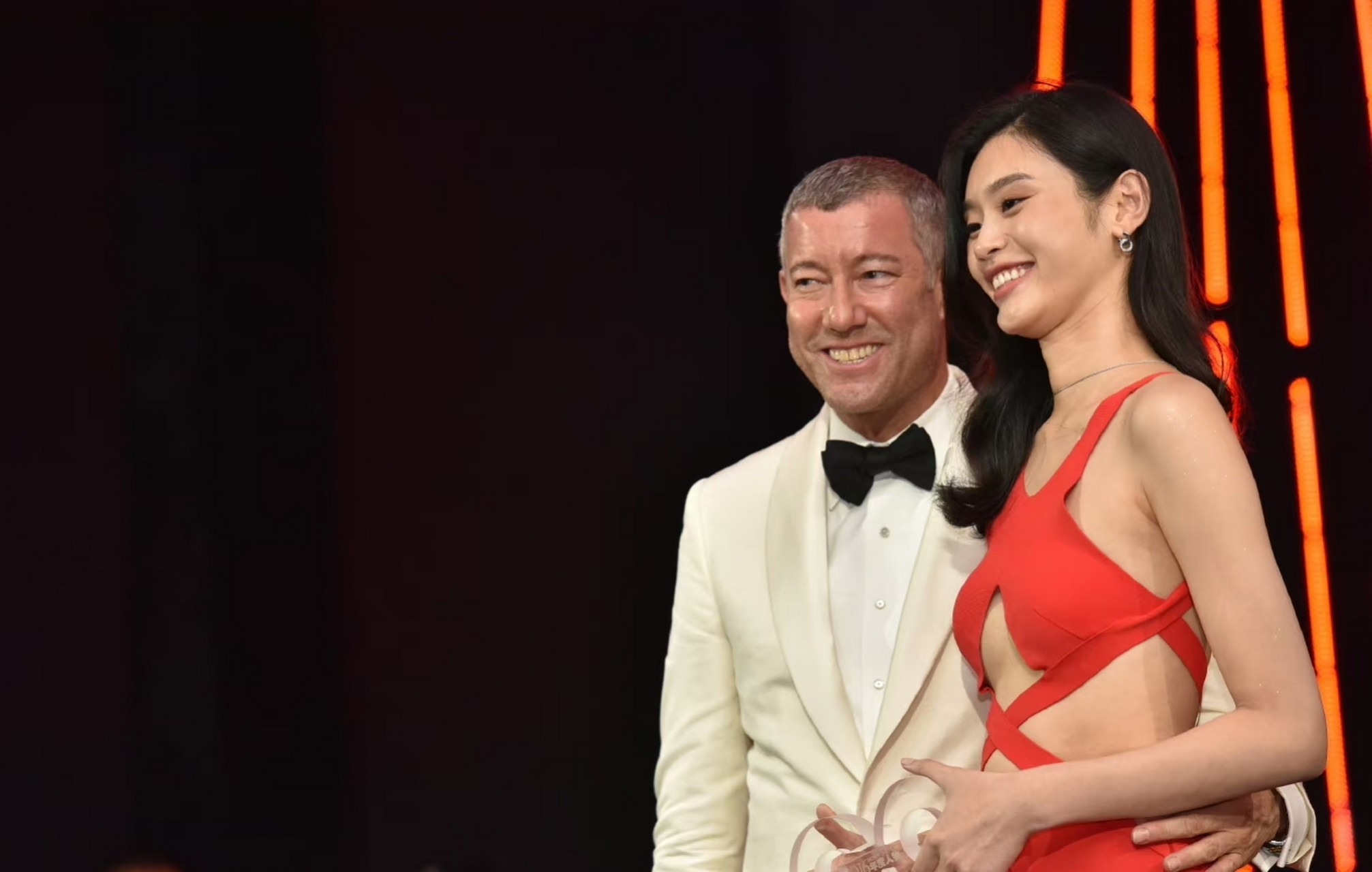 奚梦瑶镂空装美照,魔鬼的身材充满诱惑力,老外合照的笑容暴露了一切!