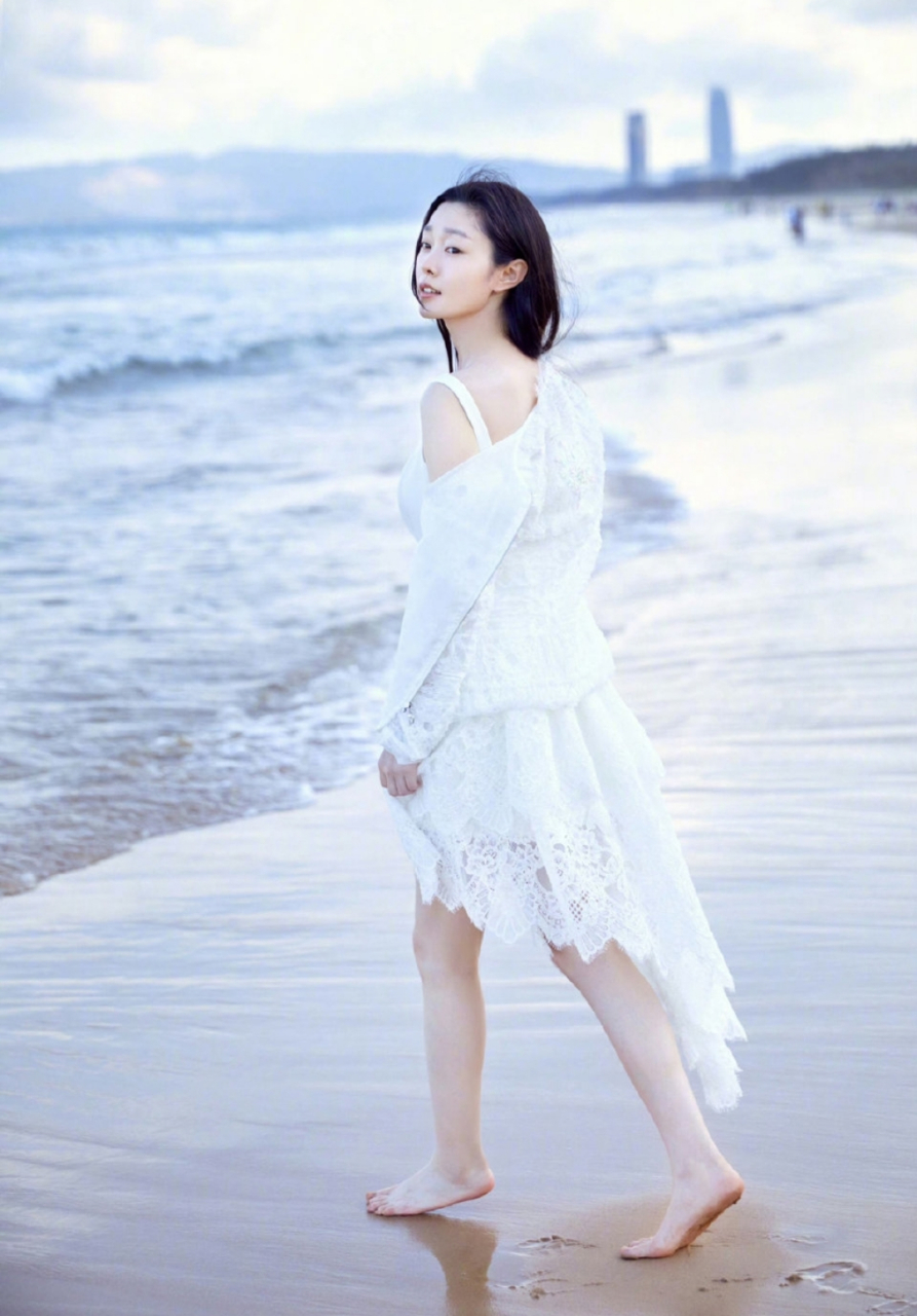 宋轶光脚海边写真,好诱人的小脚丫,这清纯风太迷人了!