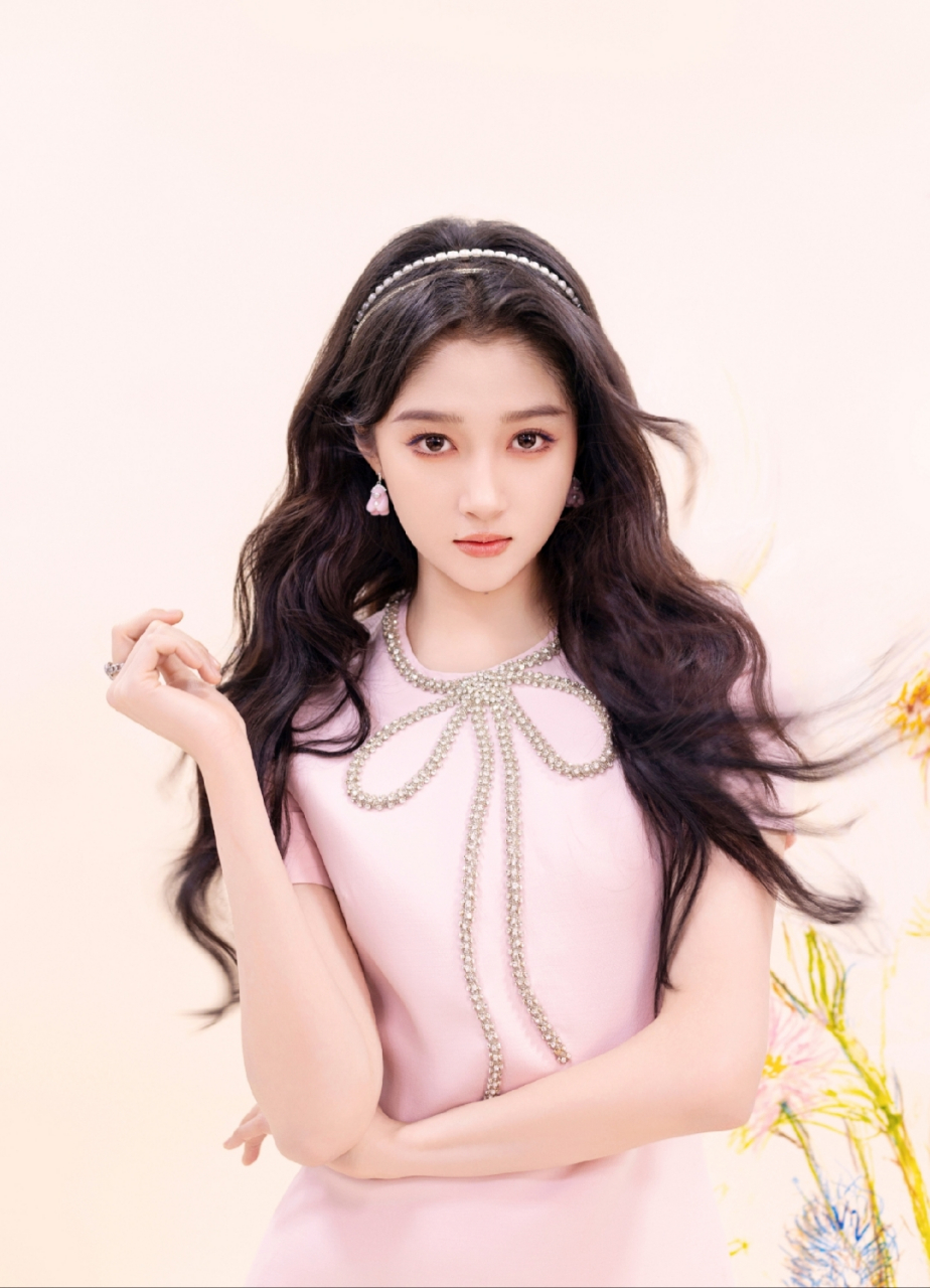 关晓彤粉色连衣裙写真,甜美可爱深入人心,真是迷人至极!