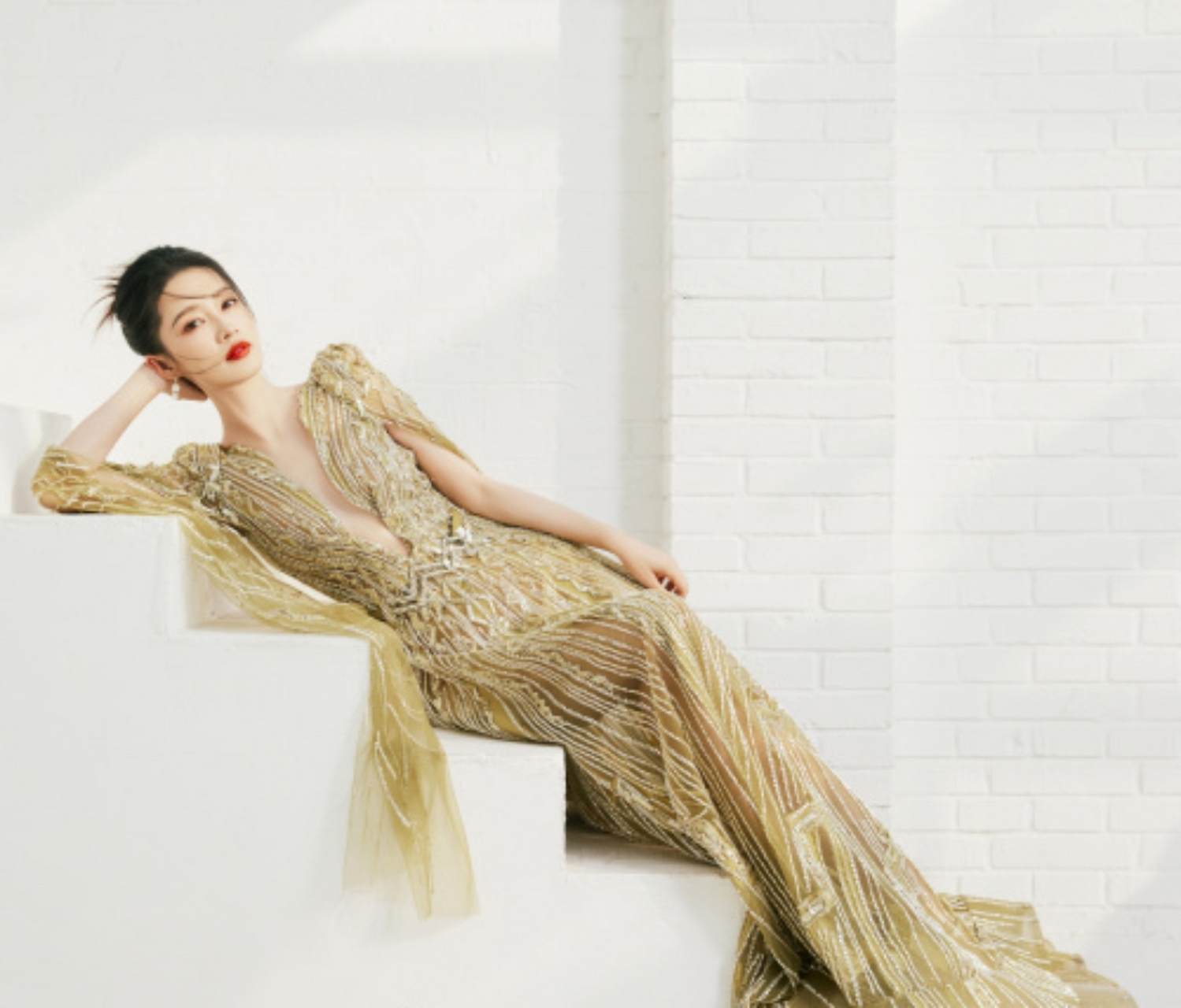 李沁金色深v礼裙写真,白花花的肌肤诱人至极,真是美的不可方物!