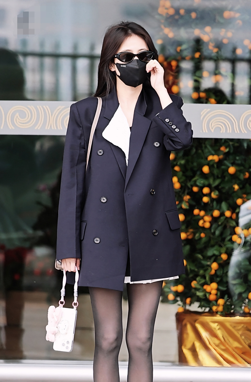 白鹿黑丝美腿户外秀,这么性感光滑的丝袜美腿太少见了,诱惑力极强!