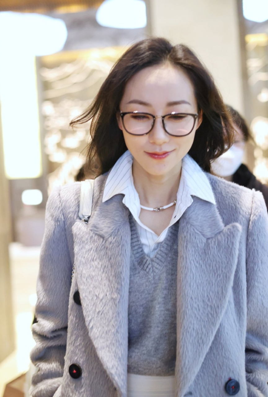 韩雪这穿搭越看越像学识渊博,只是发际线有点高,姐姐要注意保养呀!