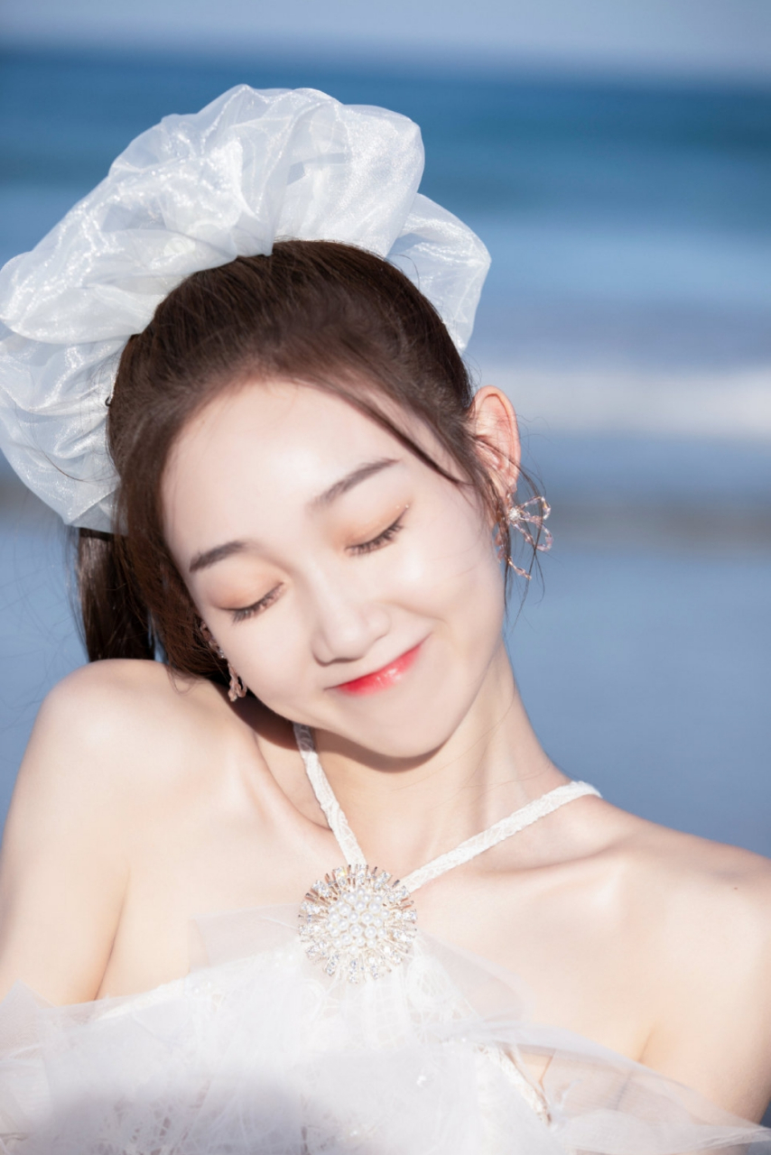 李子璇白色连衣裙写真,皮肤白皙笑容甜美,越看越诱人!