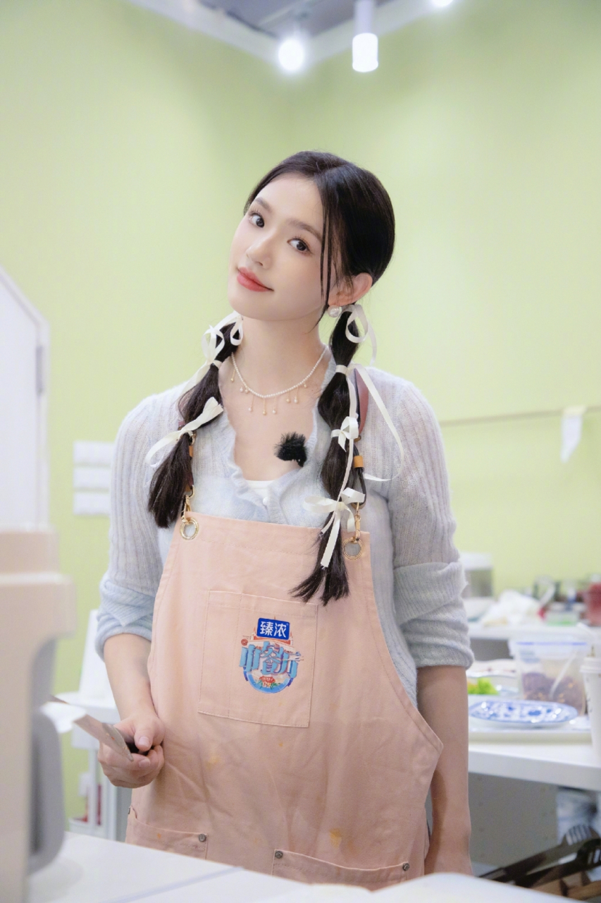 林允双马尾好可爱呀,而且认真做饭的样子好迷人,爱了爱了!