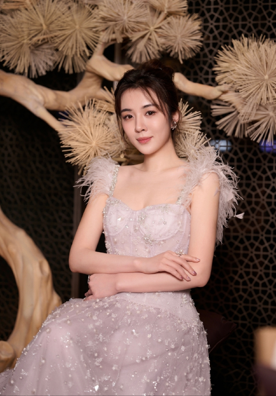 王晓晨羽毛长裙写真,身材饱满诱人,举止端庄优雅,迷人至极!