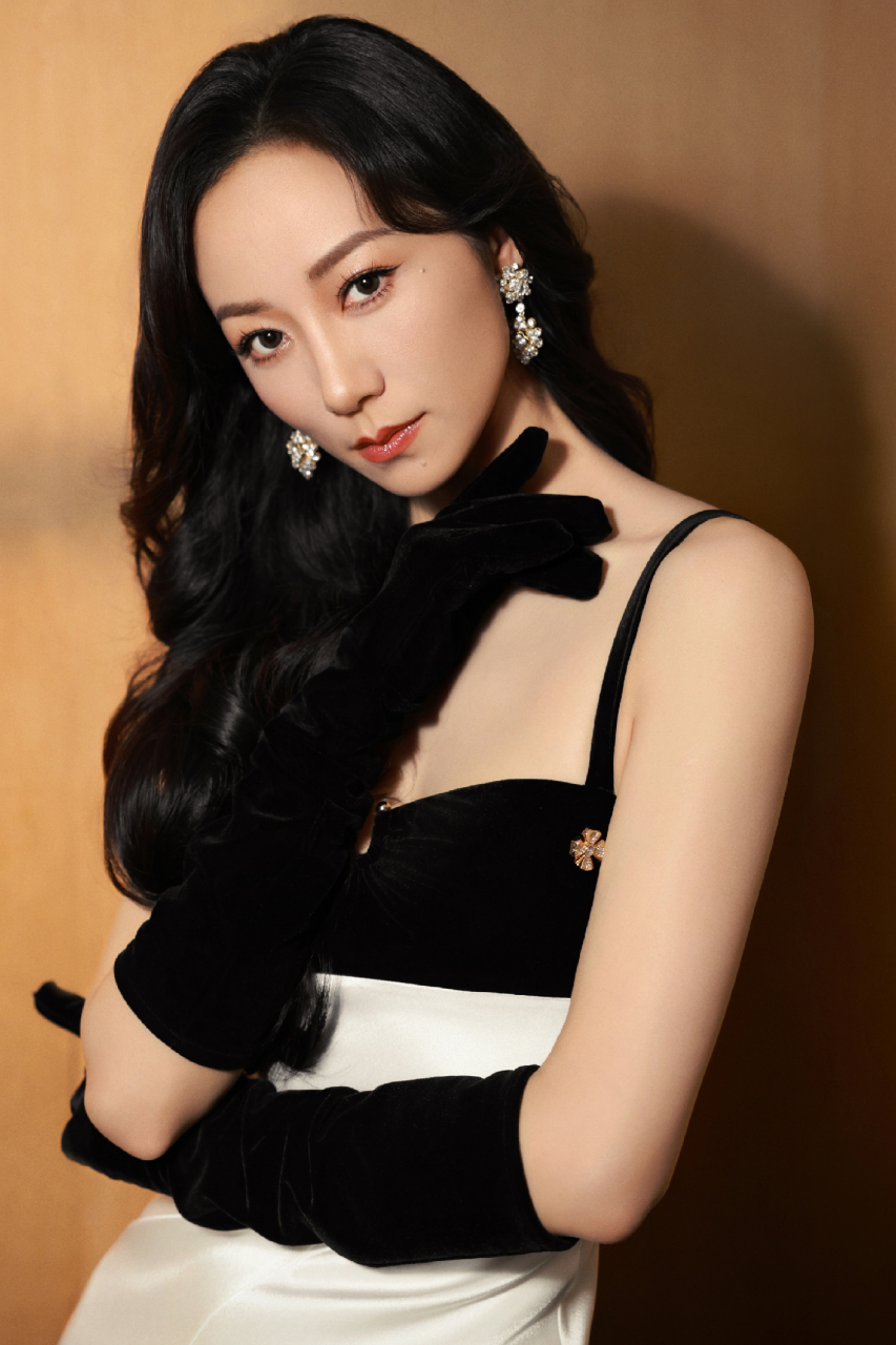 韩雪开叉长裙写真,高贵优雅的气质让人着迷,这大长腿谁不爱呢?