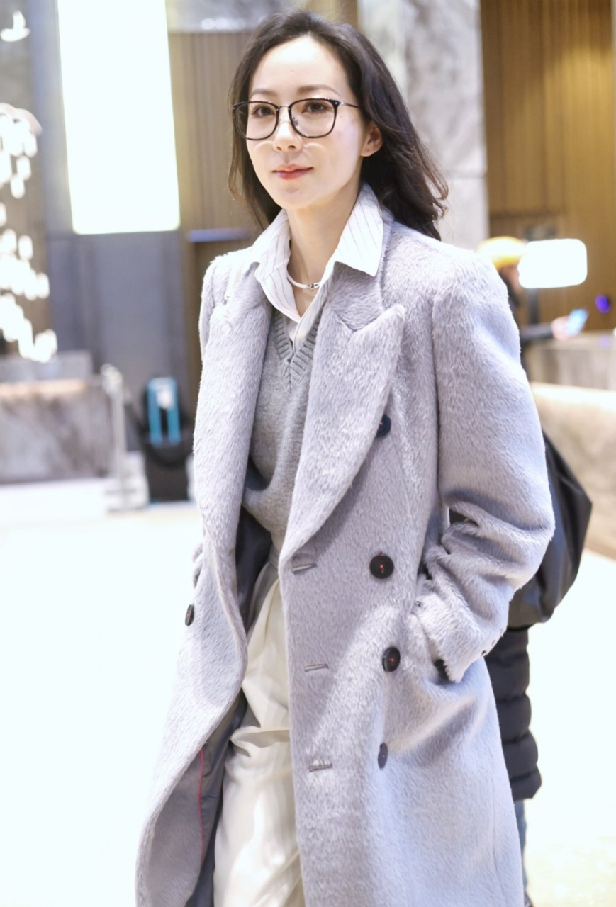 韩雪这穿搭越看越像学识渊博,只是发际线有点高,姐姐要注意保养呀!