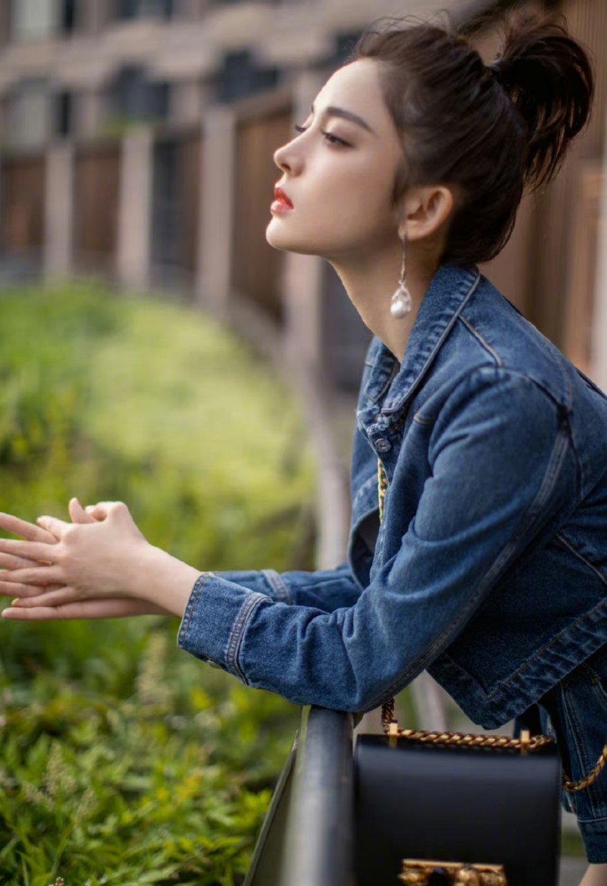 古力娜扎# 古力娜扎一身牛仔衣搭配丸子头,属实让人眼前一亮,最普