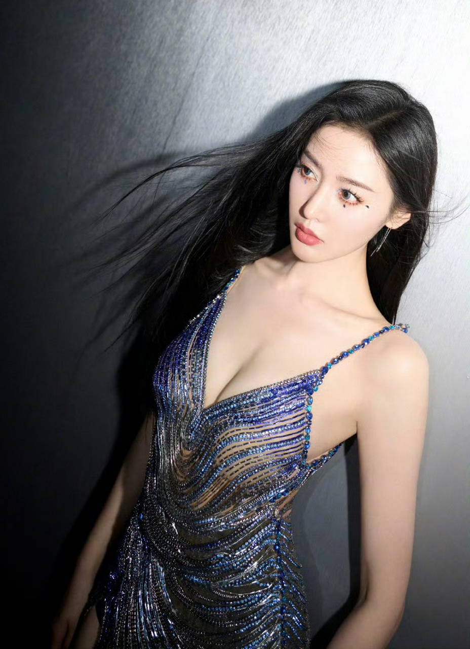 张天爱吊带深v裙写真,这身材太逆天了,看的人热血沸腾,爱了爱了!