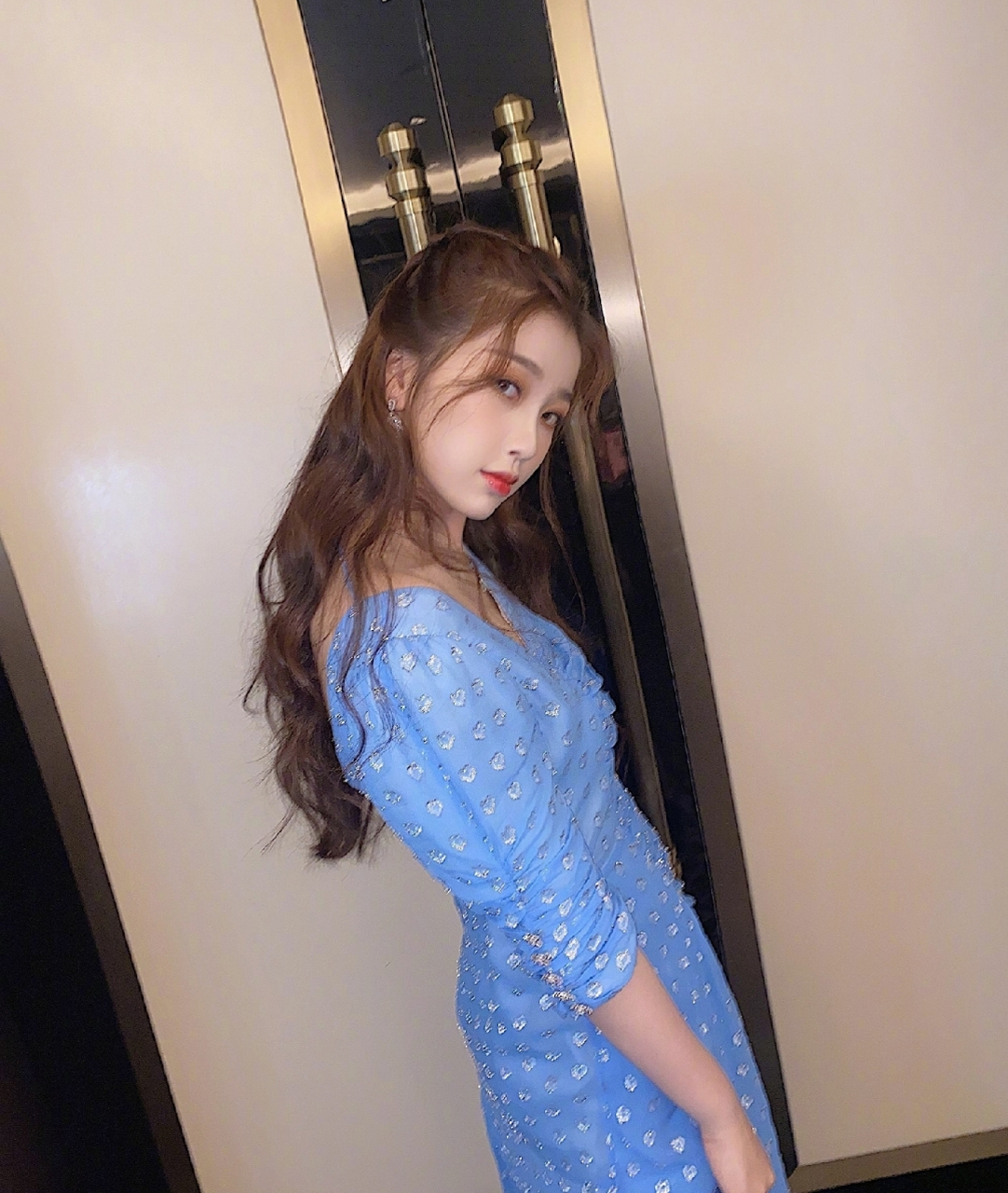 虞书欣蓝色长裙写真,婀娜身姿美丽动人,让人深深地着迷!