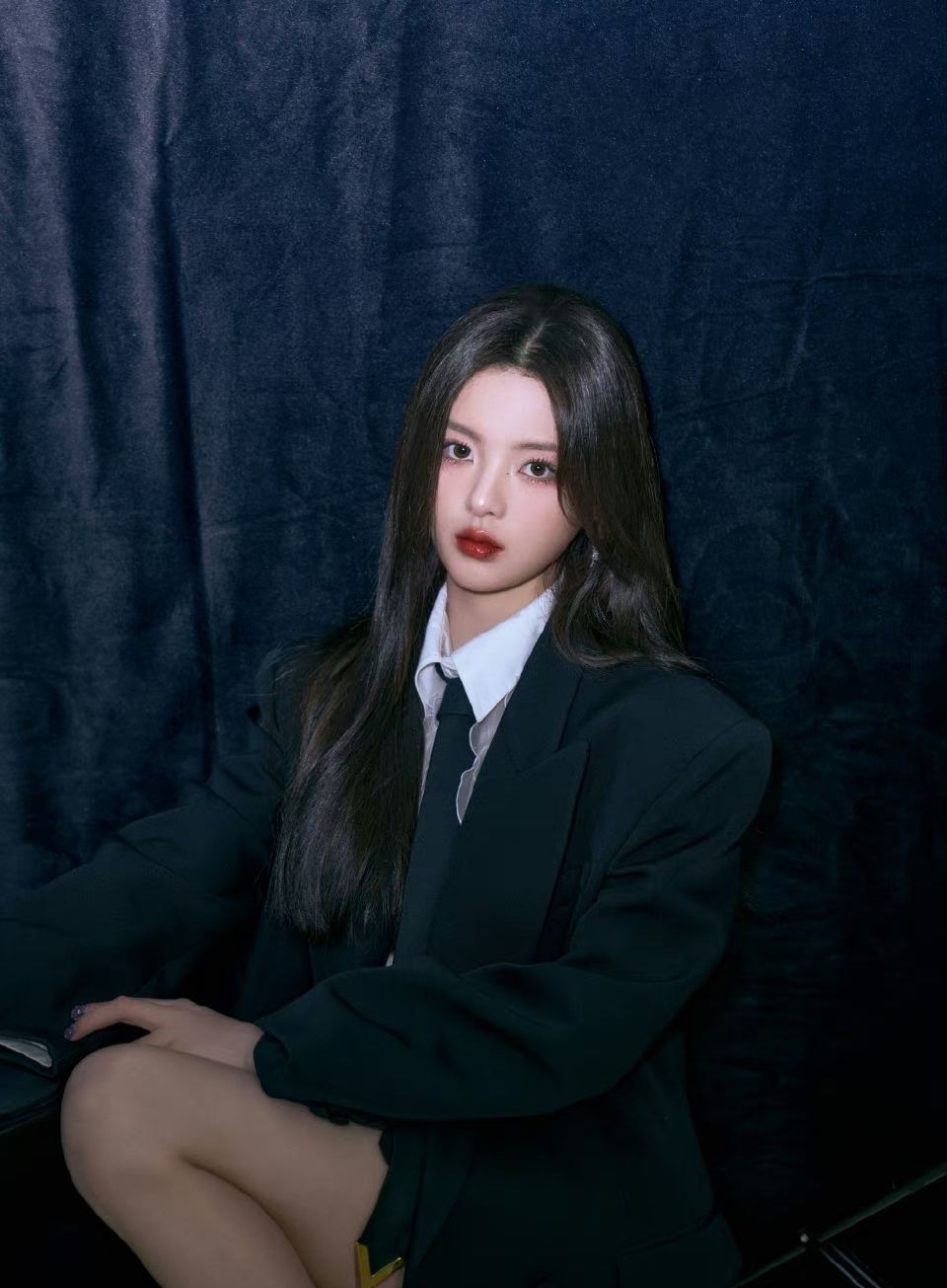 杨超越西装短裙写真,肉感美腿诱人至极,好有弹性呀!