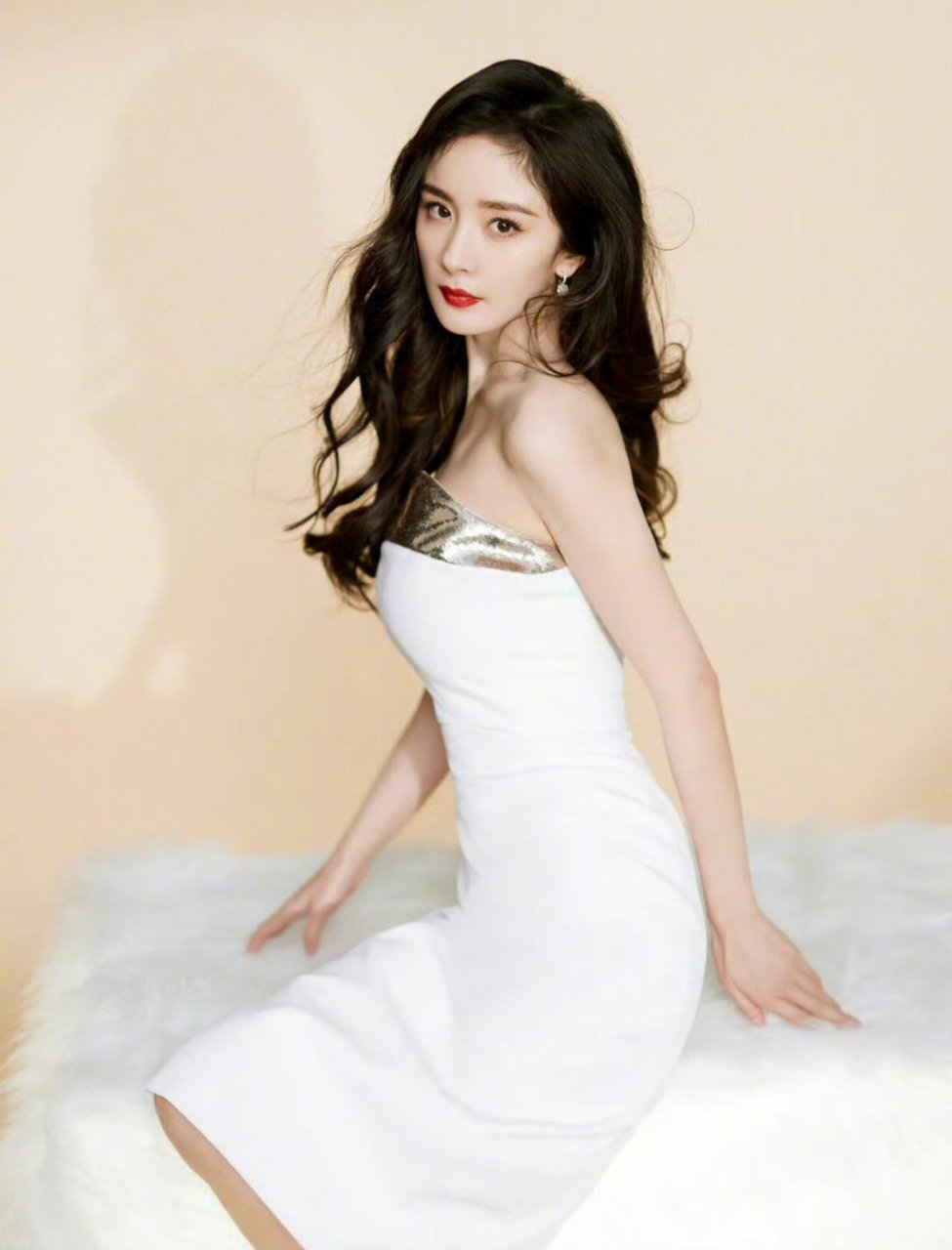 杨幂白色礼服唯美写真,这性感红唇总是那么诱人!
