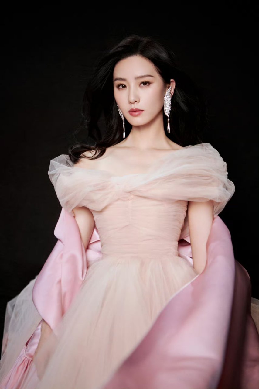 刘诗诗粉色礼服长裙写真,高贵优雅气质尽显,魅力四溢让人心动!