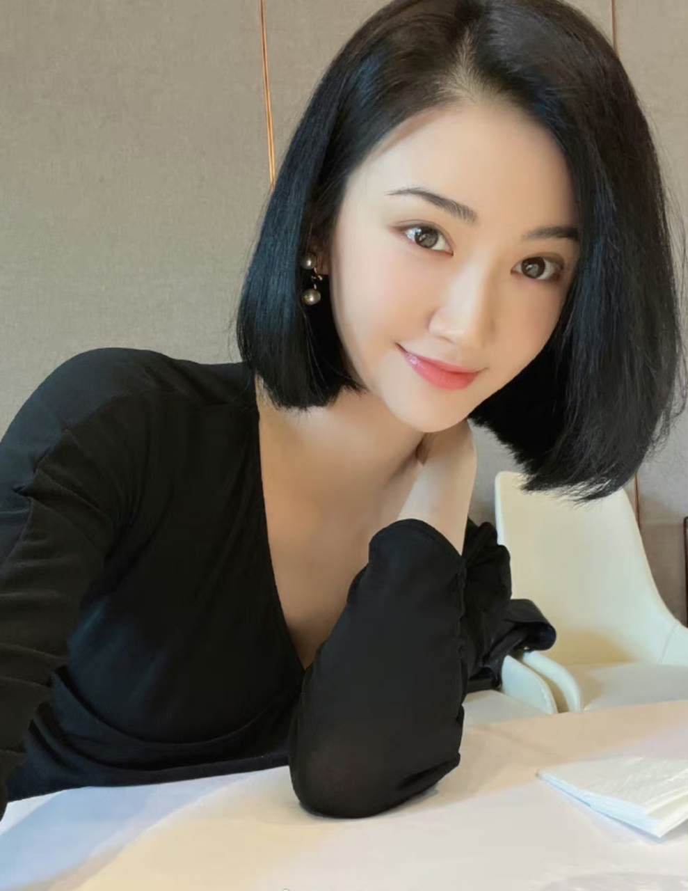 景甜短发穿黑色v领紧身衣自拍,皮肤白嫩,天鹅颈诱人!