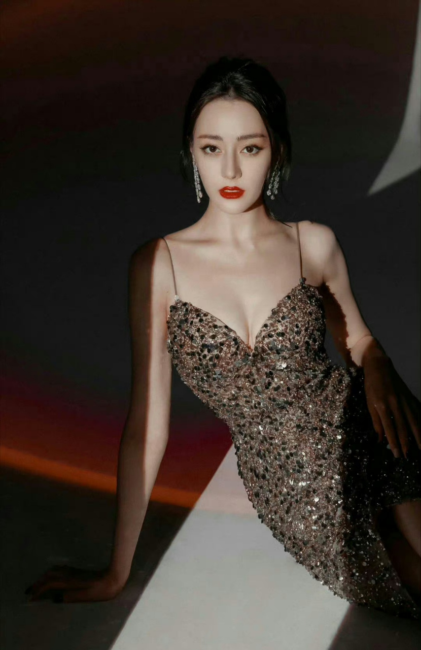 迪丽热巴豹纹吊带裙大赏,这傲人的身材,想不爱都难!