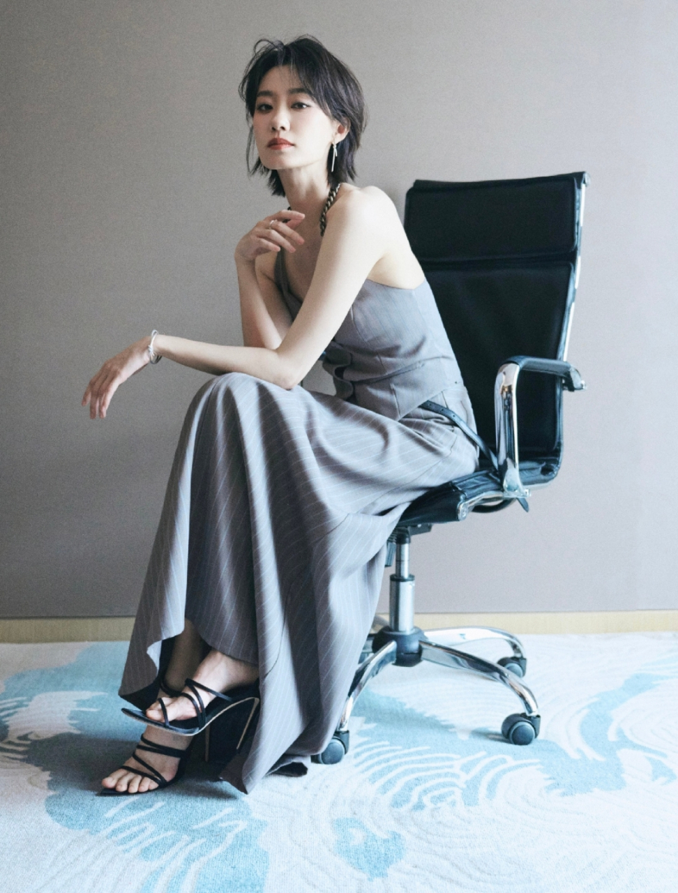 张小斐挂脖长裙写真,优雅迷人魅力四射,美爆了!
