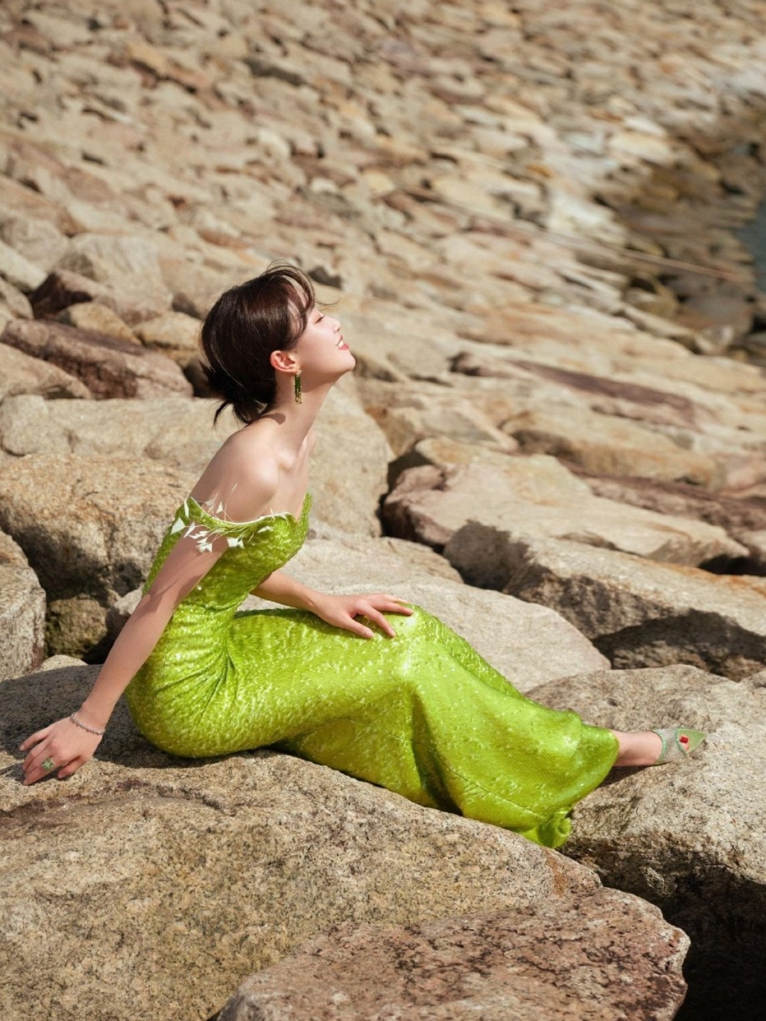 蓝盈莹海边露肩长裙写真,身材婀娜.@苏家小娱的动态