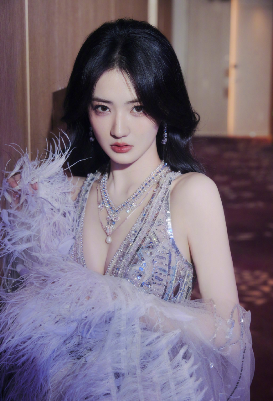 徐璐深v长裙大赏,身材饱满的优势发挥到了极致,太吸睛了!