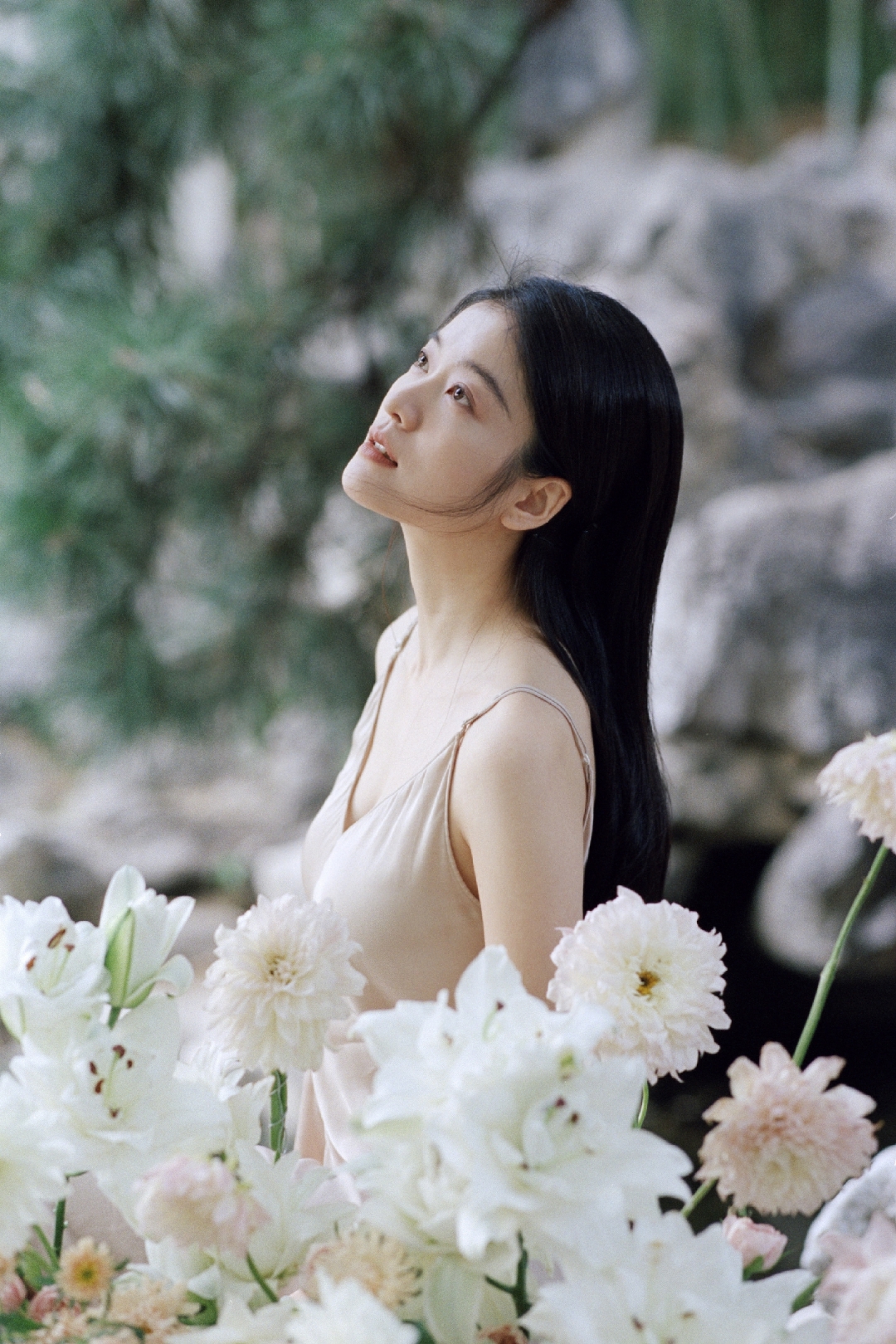 张雪迎庭院吊带连衣裙美照,好身材一览无余,诱人至极!