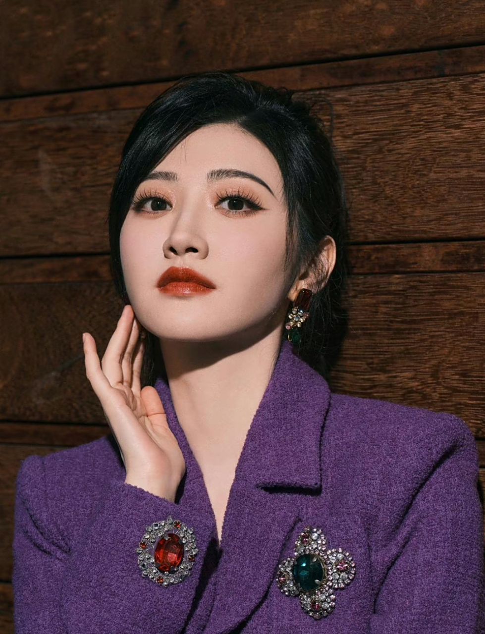 景甜紫色短裙西装造型,细眉大眼红唇惊艳众人!