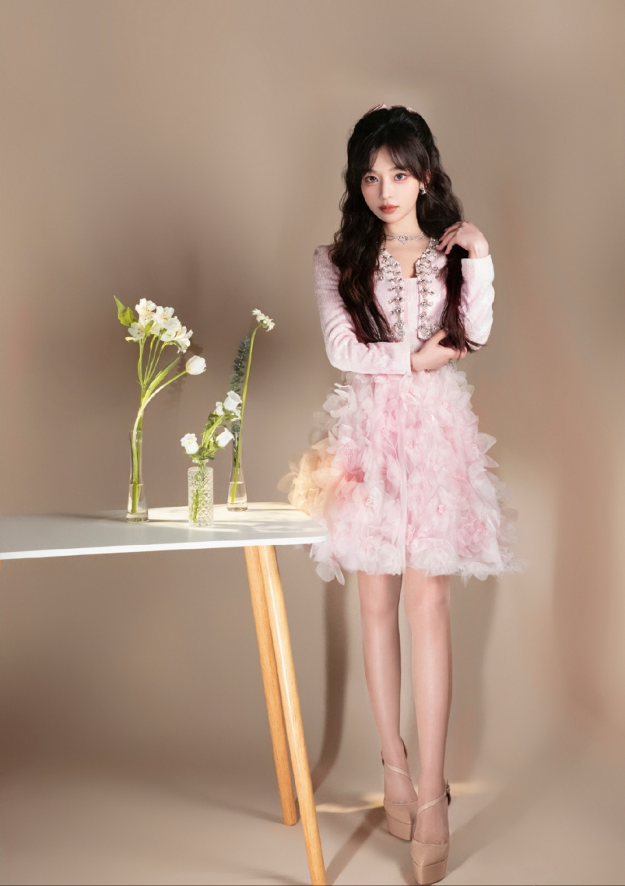 黄霄云粉色浪漫写真,这光腿神器太神了,和没穿一样!