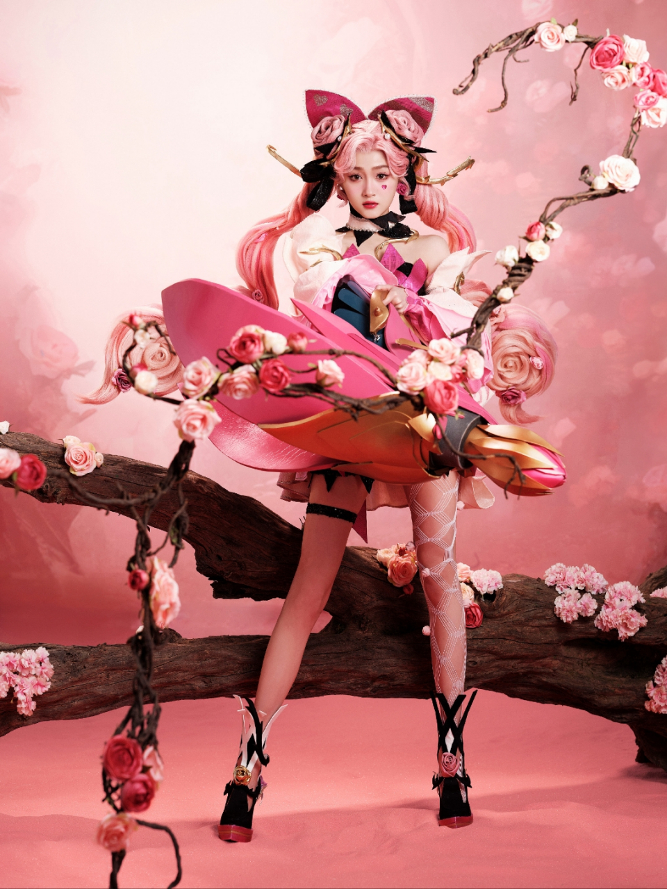 关晓彤cos孙尚香,感觉比原皮肤还好看,尤其这双美腿超级性感!