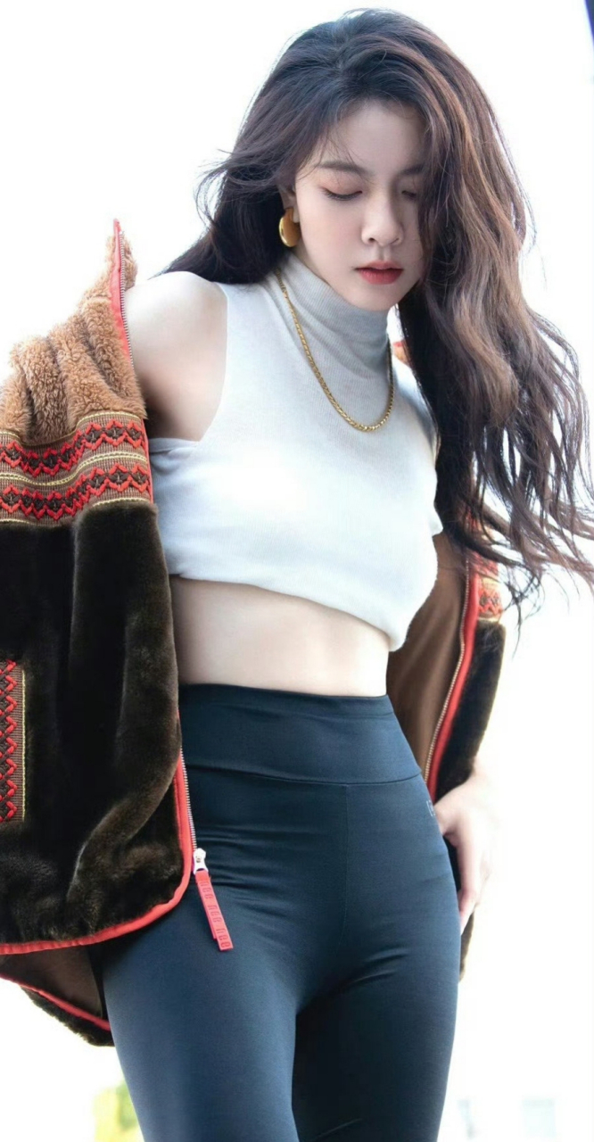 宋妍霏紧身裤合集,臀部圆润肥美真是太顶了,让人热血沸腾!