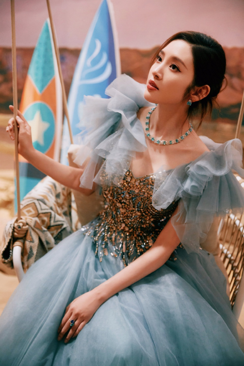 唐艺昕优雅礼服写真,这颜值太绝了,难怪张若昀深爱不已!