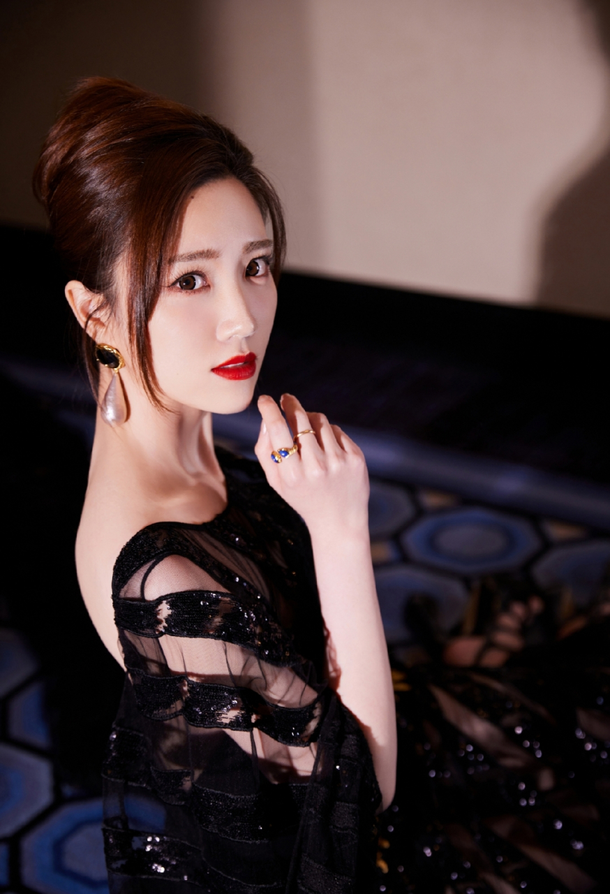 张纯烨露背薄纱裙写真,雪白皮肤诱人身材太迷人了,让人欲罢不能!