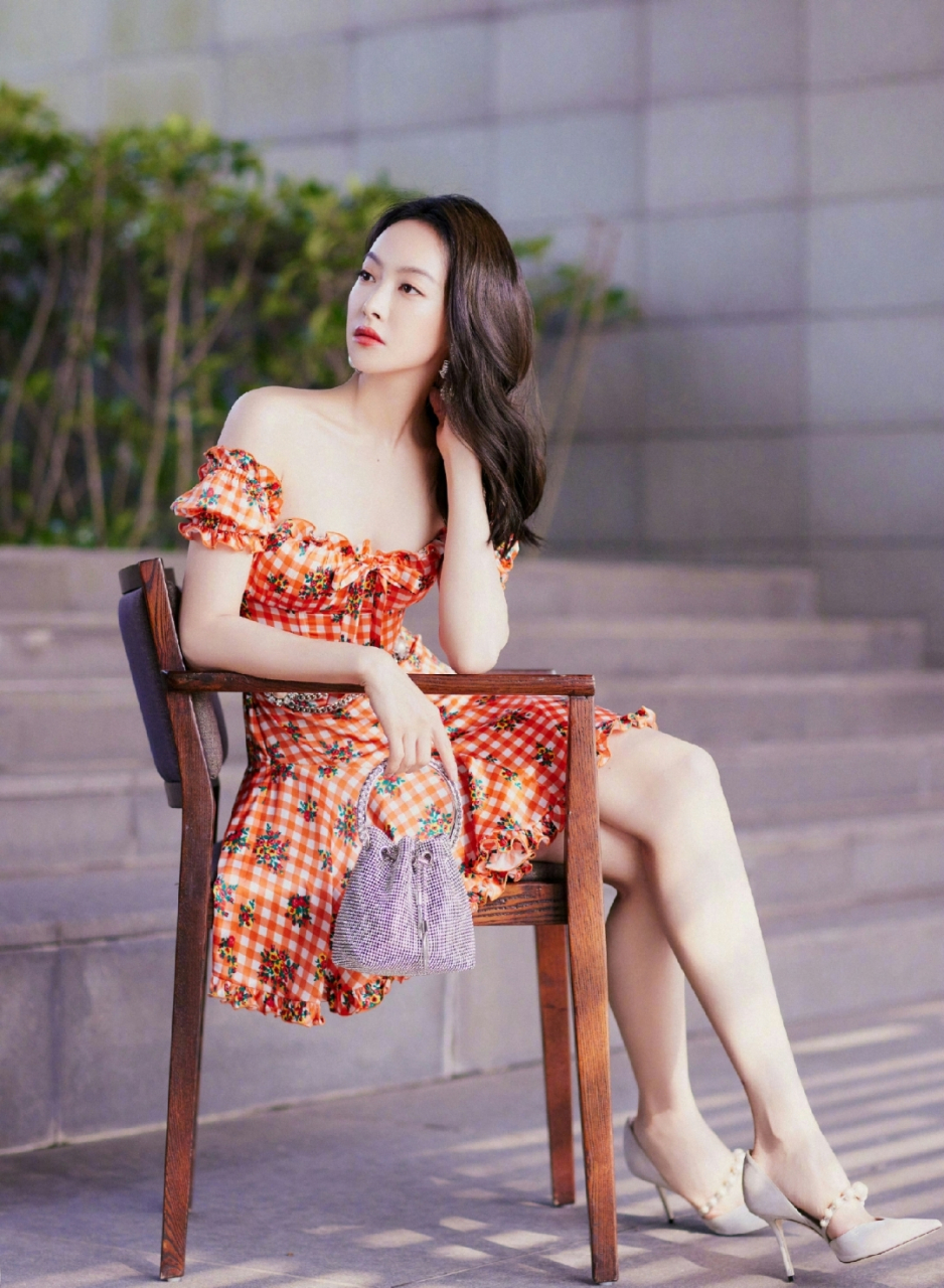 宋茜碎花裙美腿秀,光滑白皙骨感美十足,迷人至极!